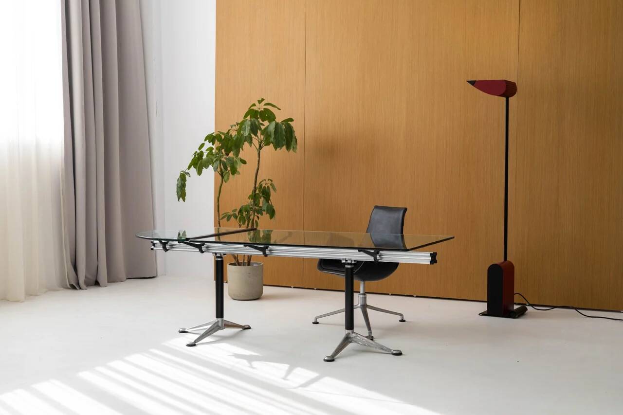 Le bureau emblématique Burdick Group de Bruce Burdick pour Herman Miller, années 1980.