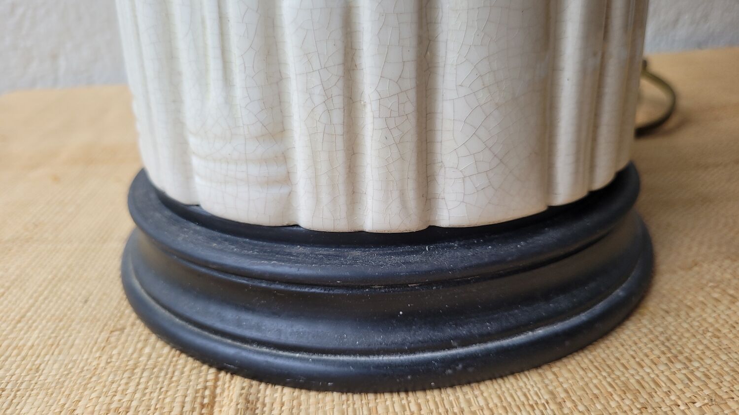 Cracked ceramic lamp base