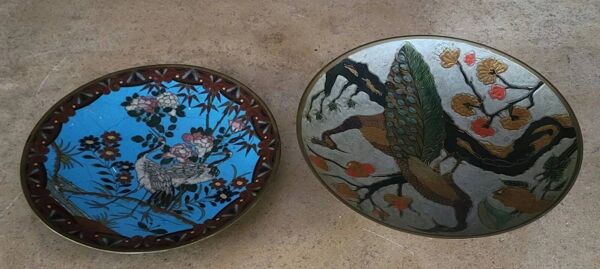 Asie vers 1900 : deux assiettes cloisonnées en laiton émaillé