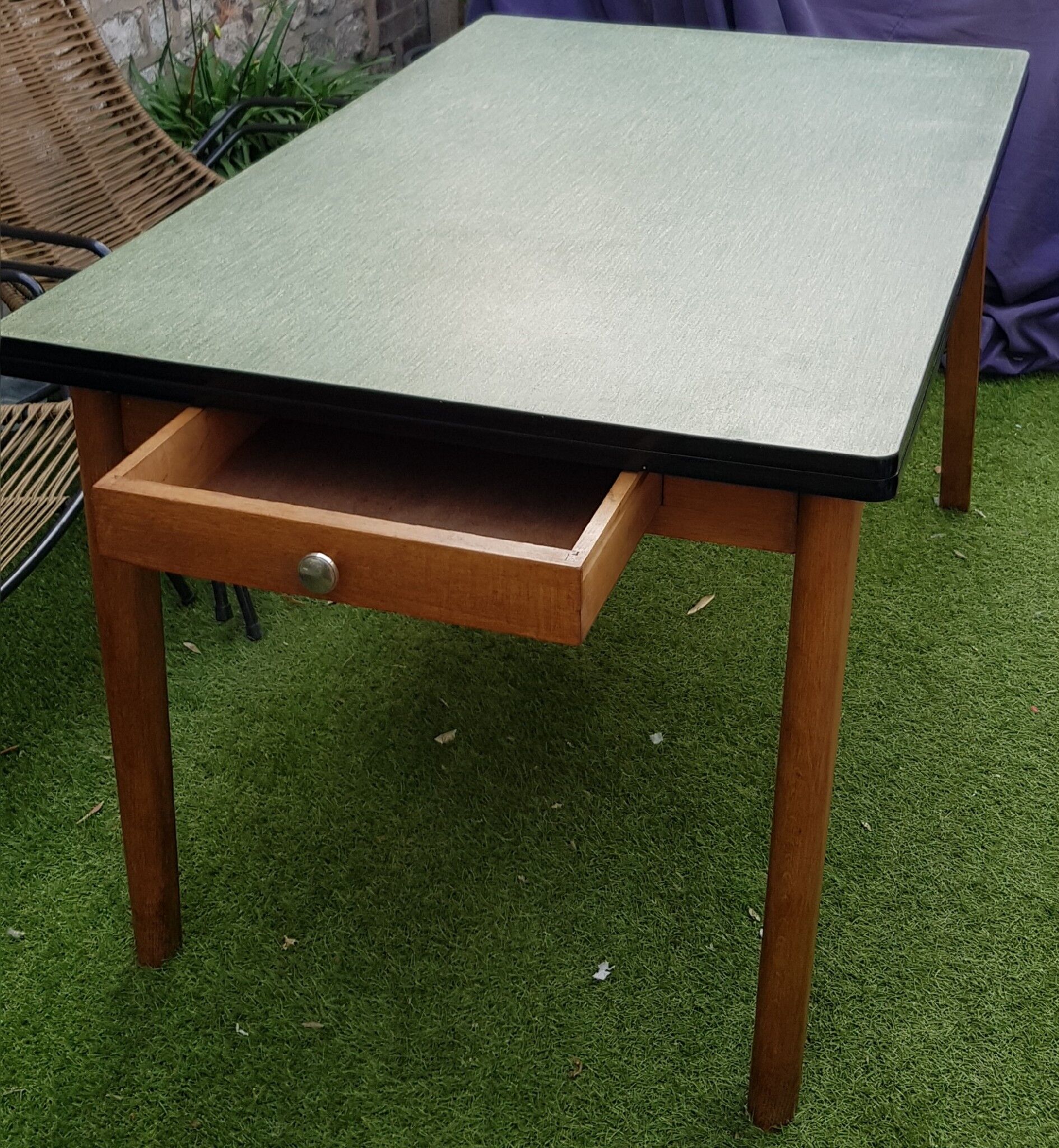 Extendable formica table of 1950