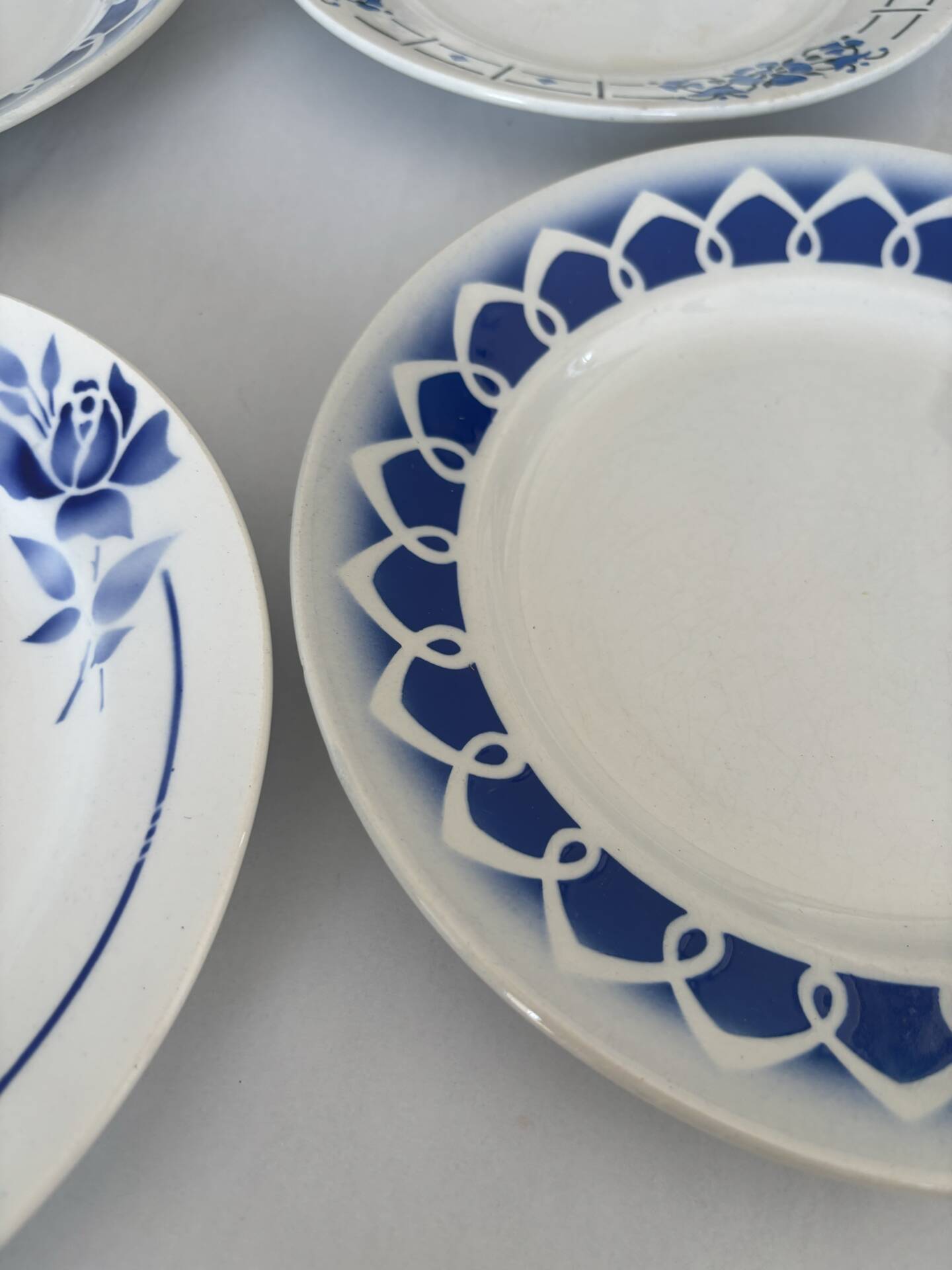 Lot of 4 antique earthenware plates from 1950, Saint Amand - plates bl