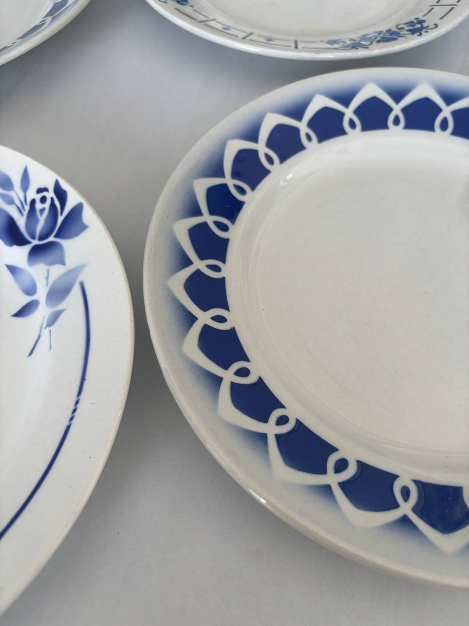 Lot of 4 antique earthenware plates from 1950, Saint Amand - plates bl