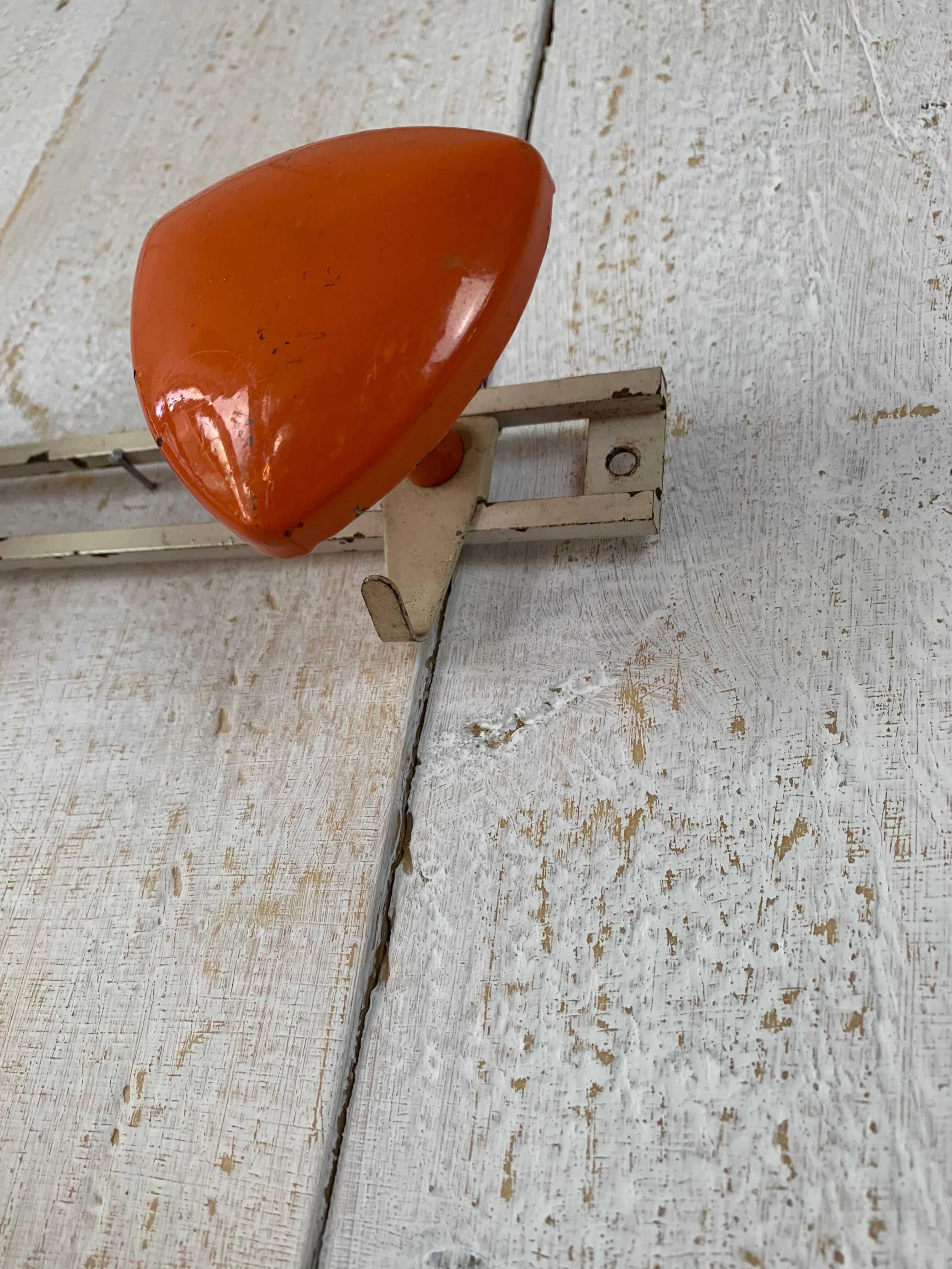 Vintage orange metal patère