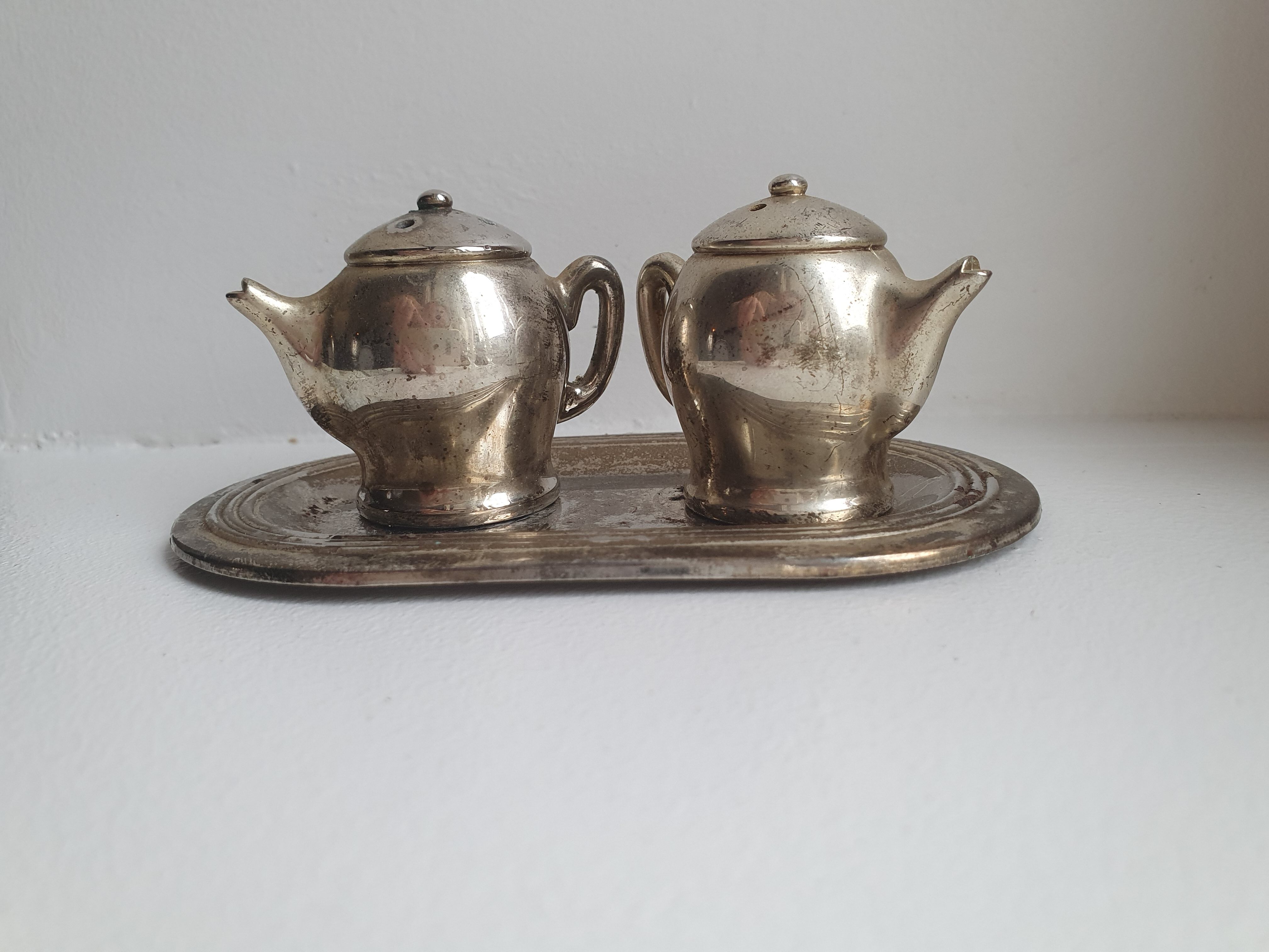 Ensemble trois pièces salière et poivrière  théières miniatures