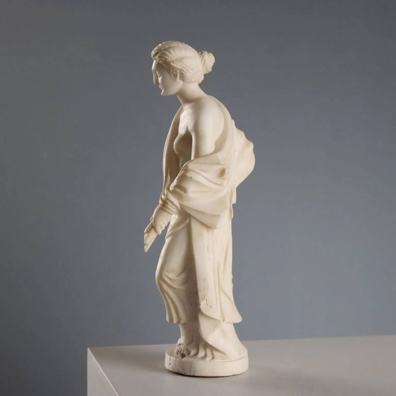 Sculpture of a Roman matron in white marble, Italy, 19th century.