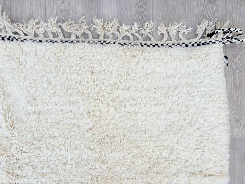 Simple white rug 250cmx150cm