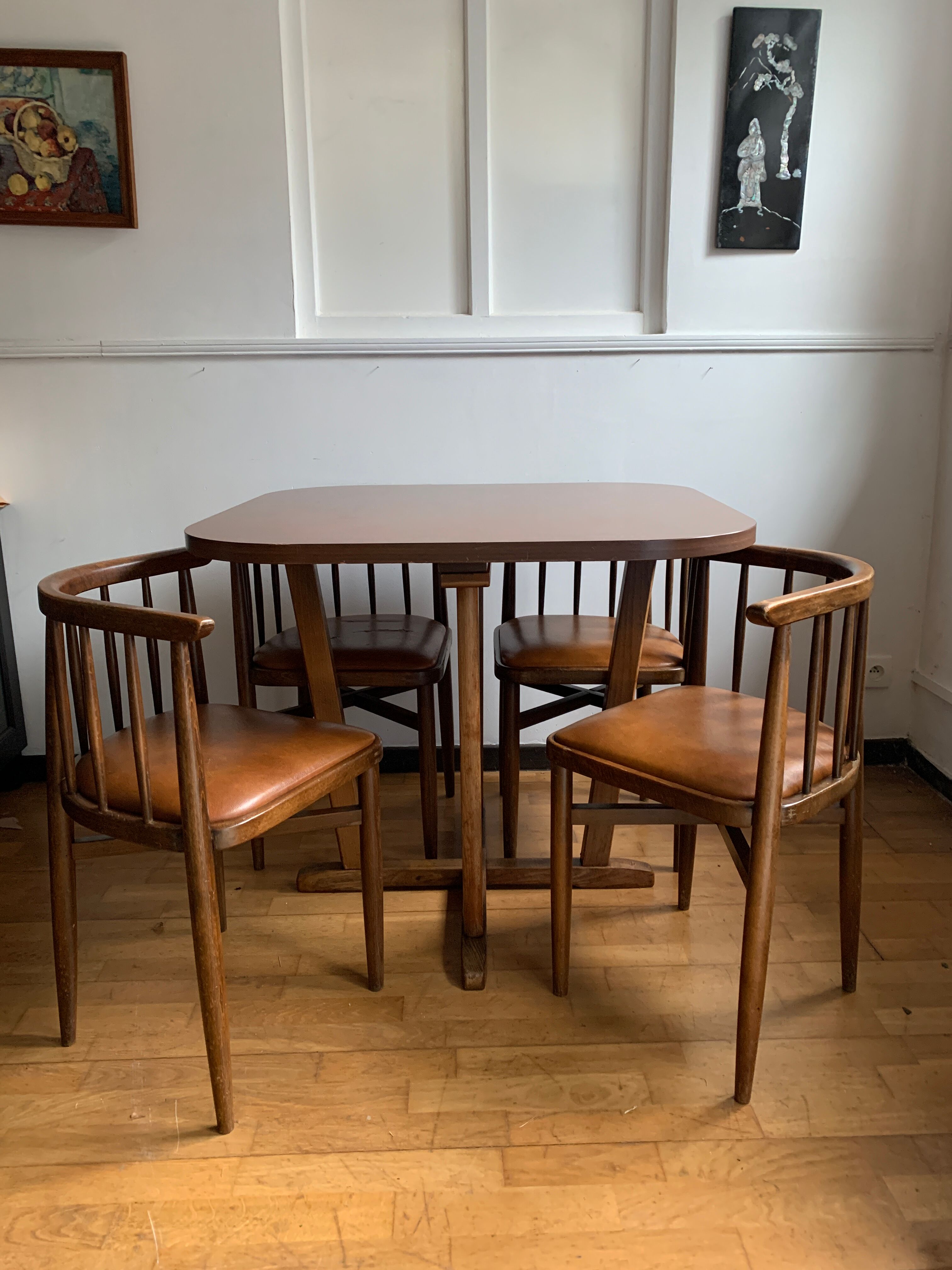 Built-in table and chairs Thonet
