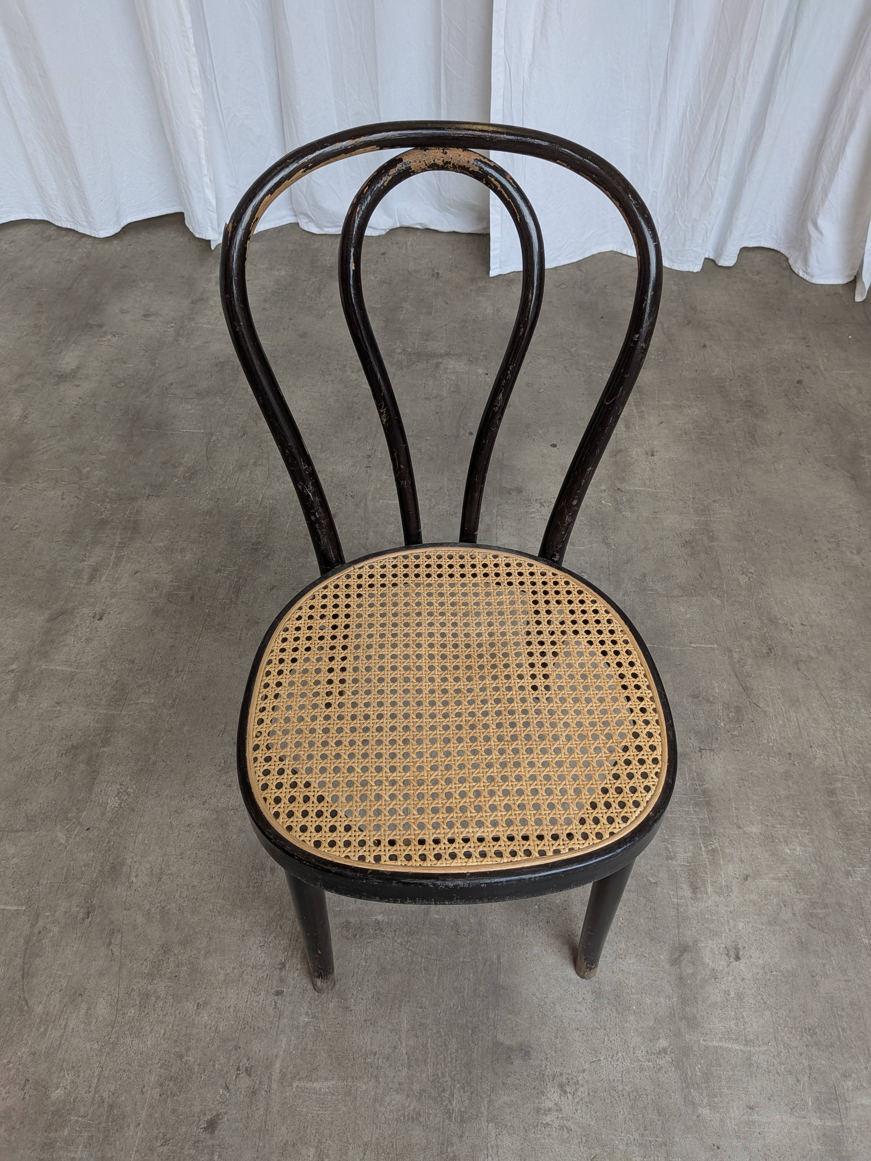 Chaise de salle à manger vintage en bois cintré : siège en osier noir de style Thonet