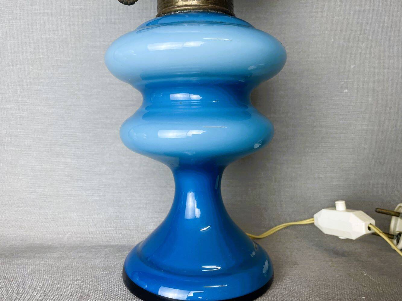 Lampe en verre opalin bleu style lampes à huile