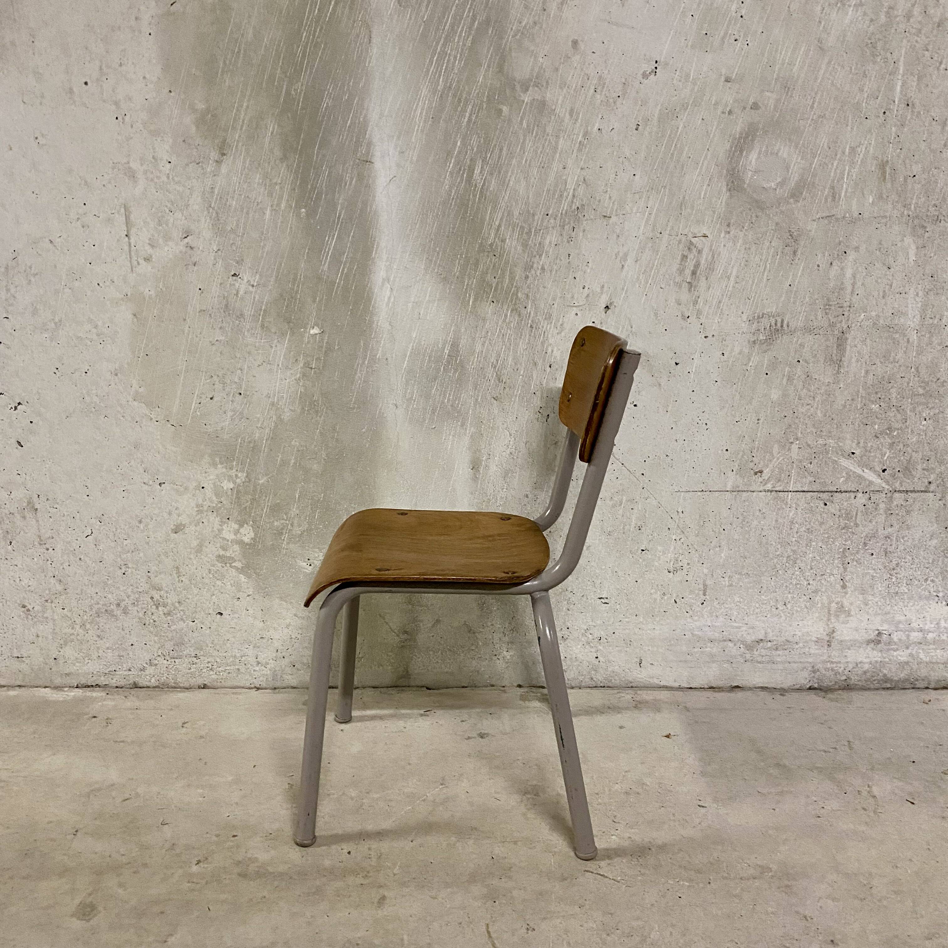 Chaise d'école maternelle
