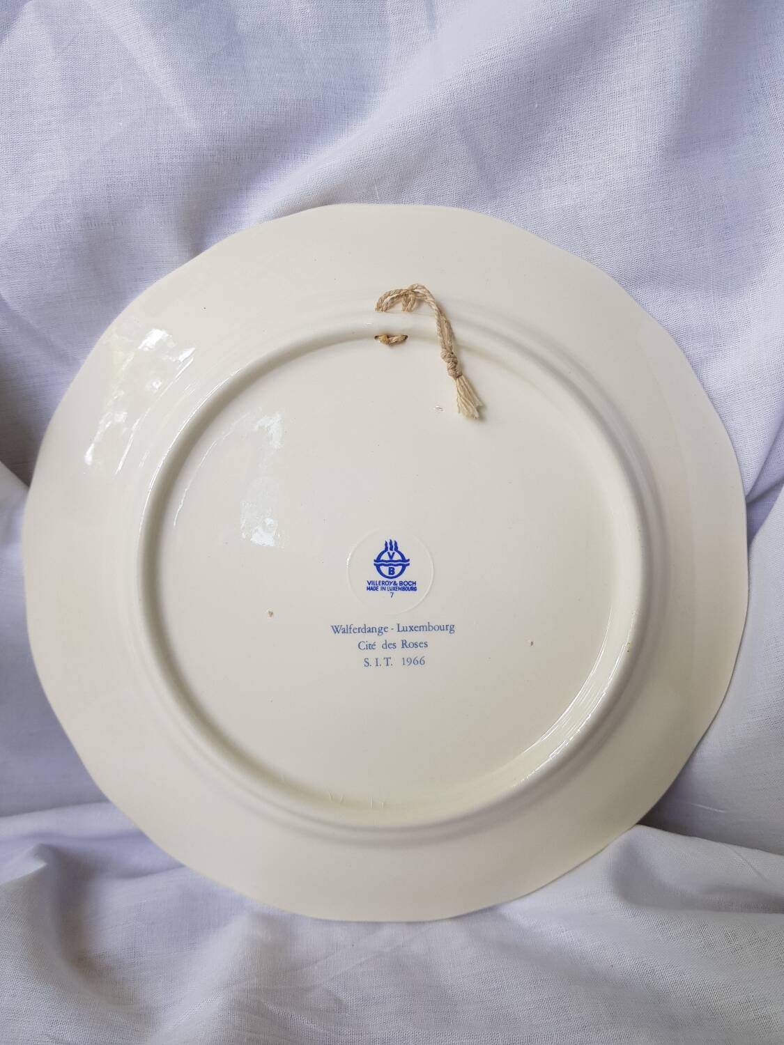 Assiette de roses vintage Villeroy & Boch fabriquée au Luxembourg