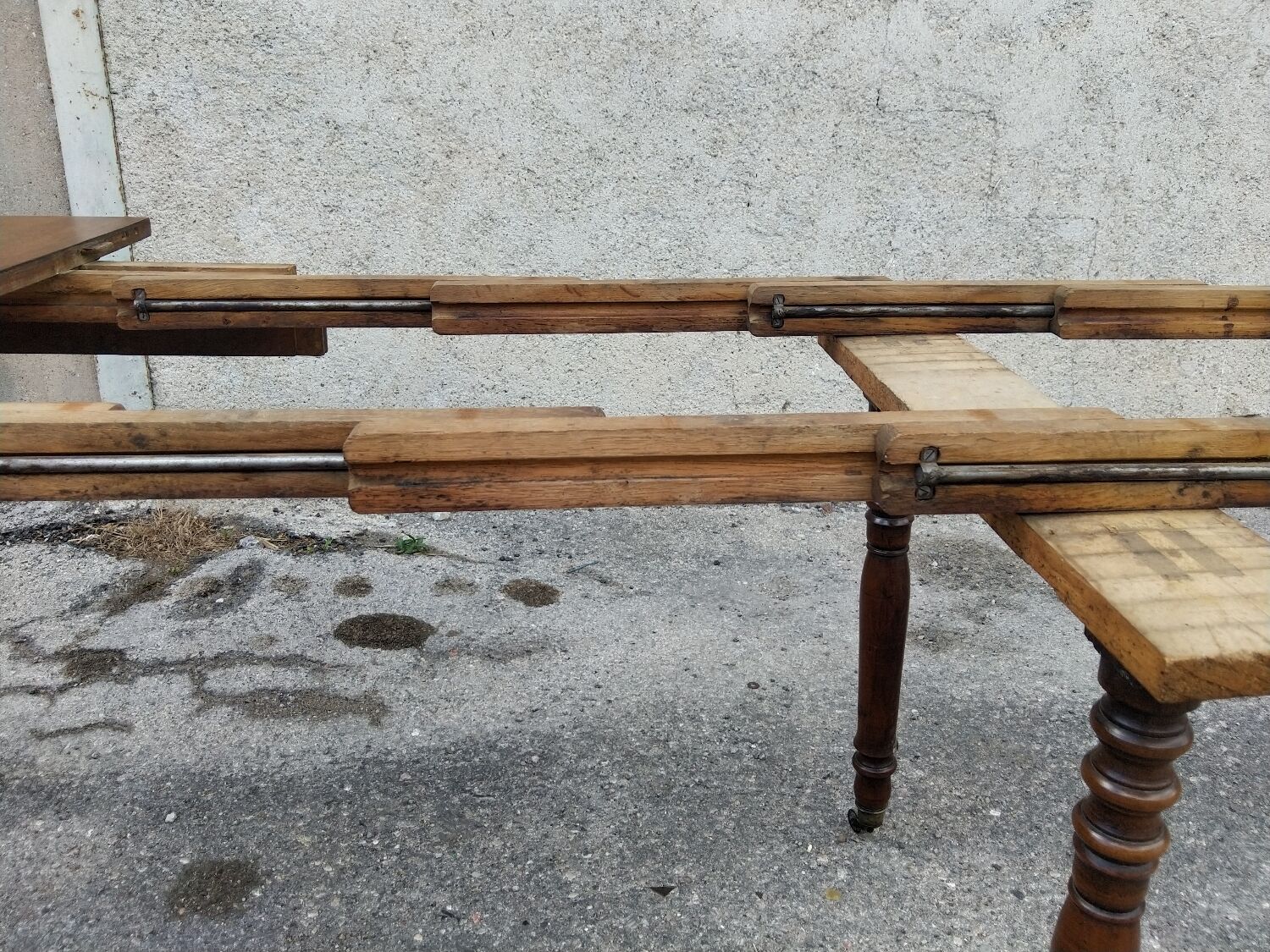 Extending table with 8 legs