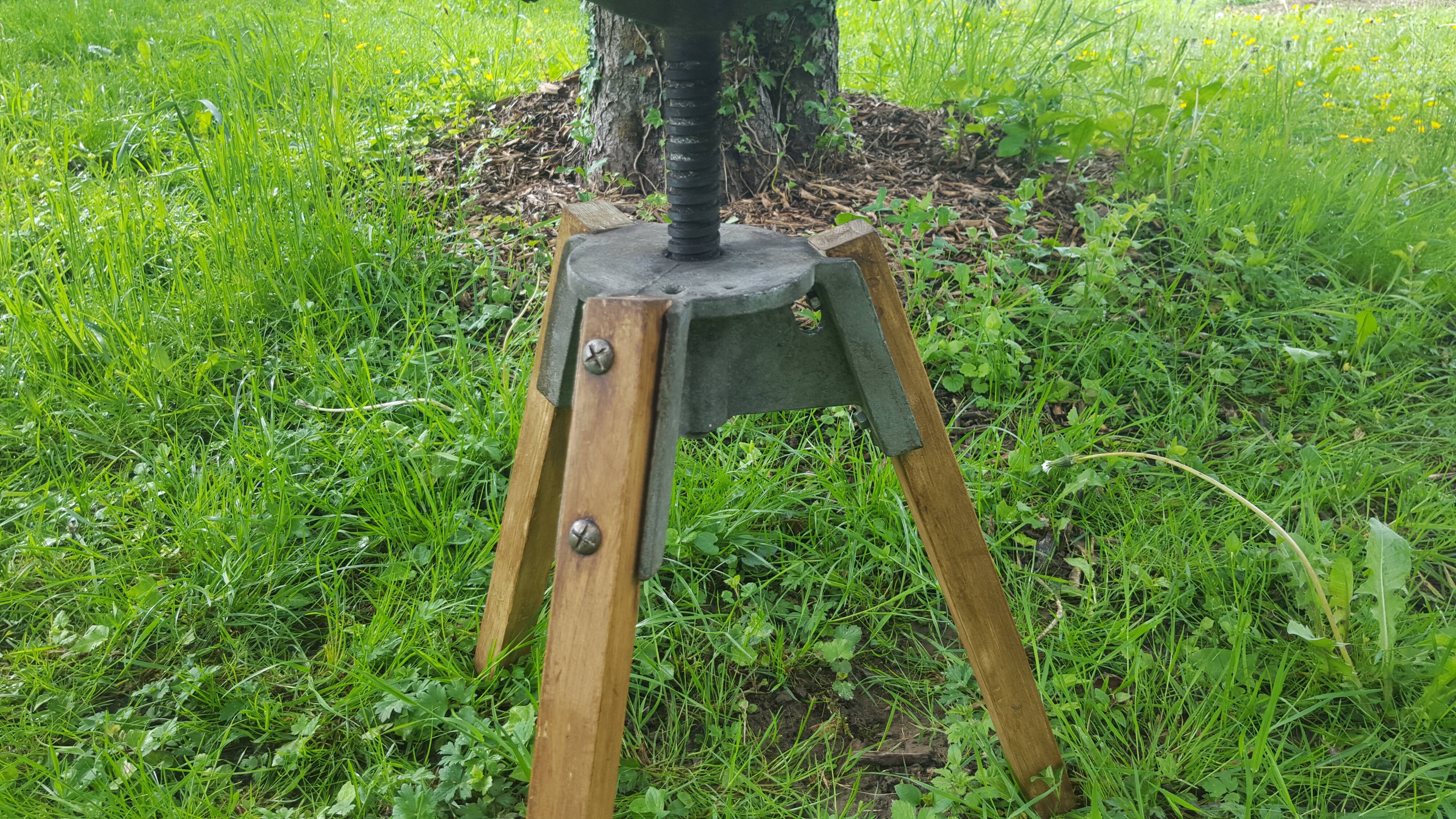 Screw workshop tripod