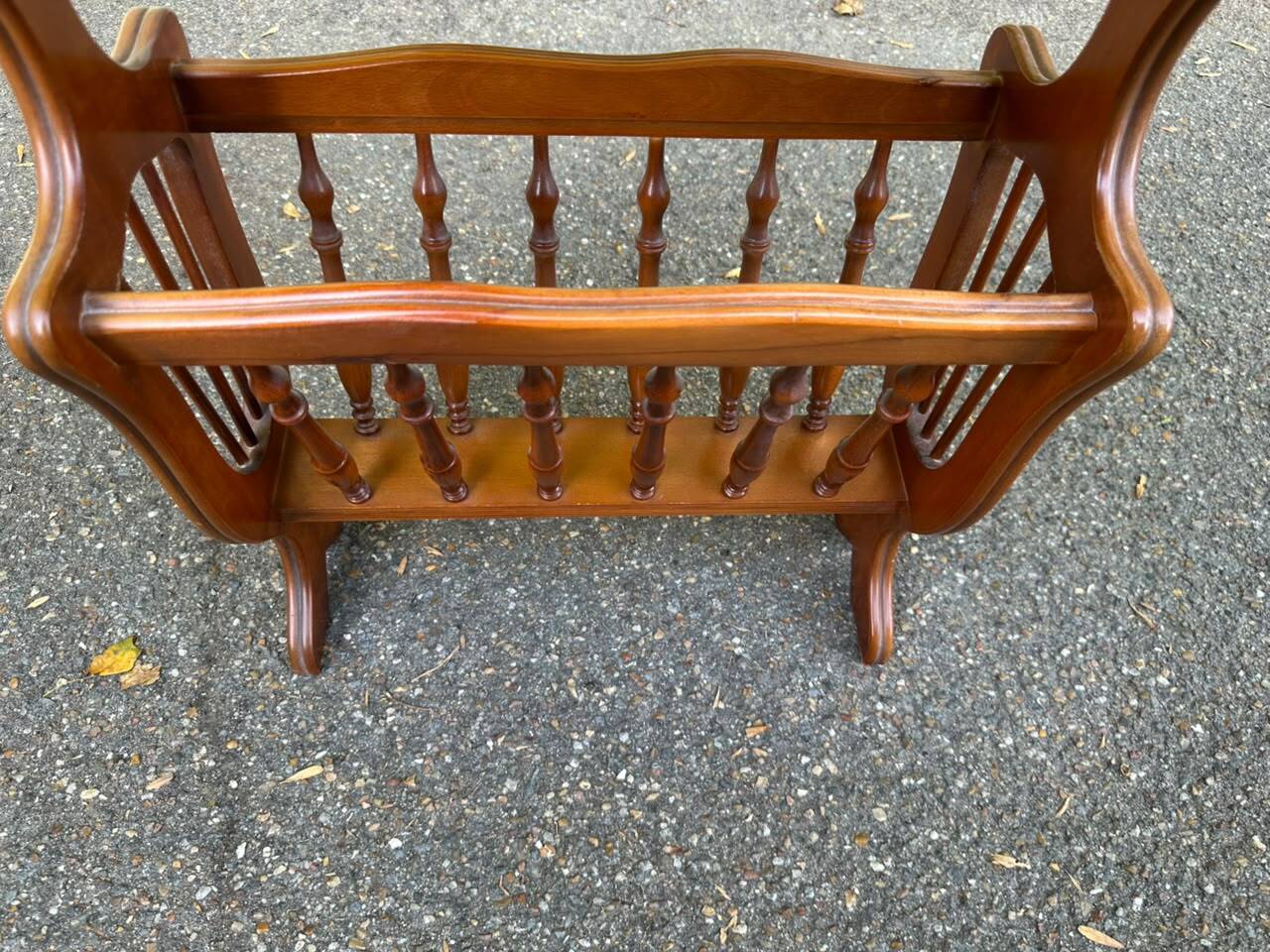 Vintage wooden side table with magazine rack – End table / Vinyl furniture