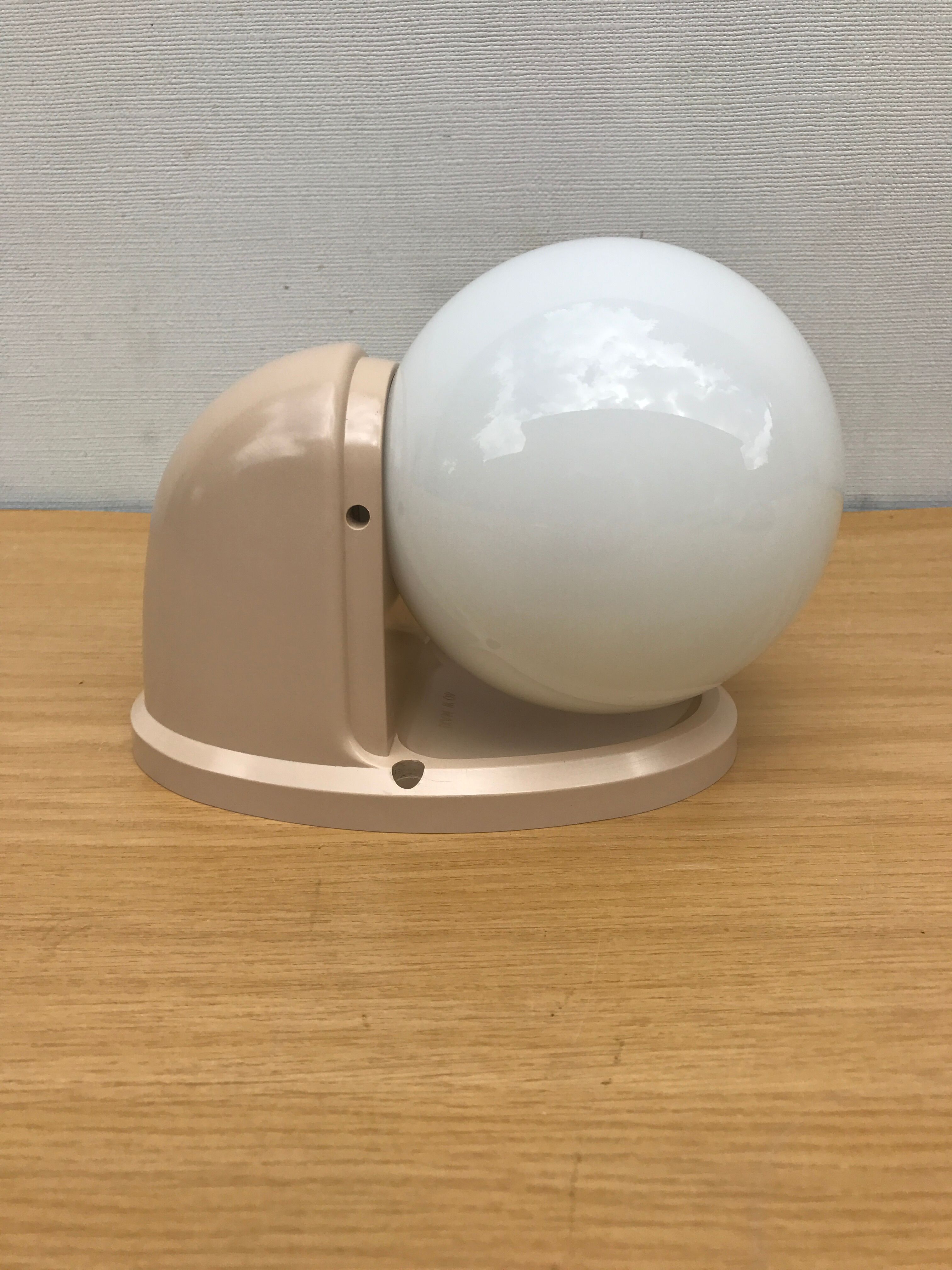 Applique Boule Opaline Blanc Socle Bakélite Beige Salle de Bain Années 70 Vintage
