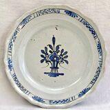 Ancien plat rond creux XVIII cul noir Rouen Forges les eaux