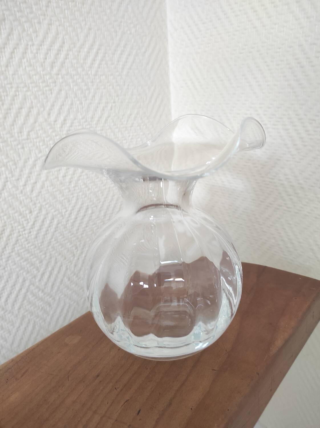 Glass ball vase with corolla