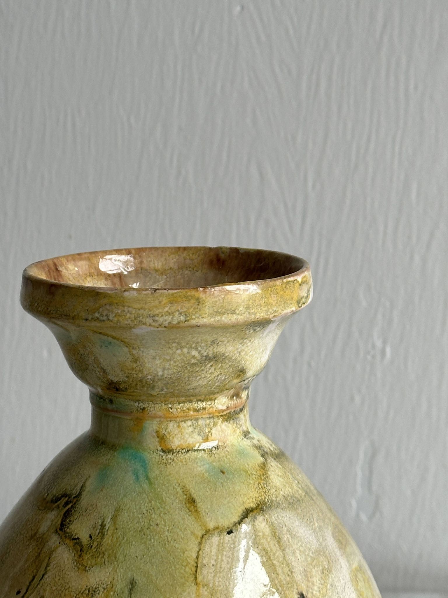 Vase en céramique jaune et bleu