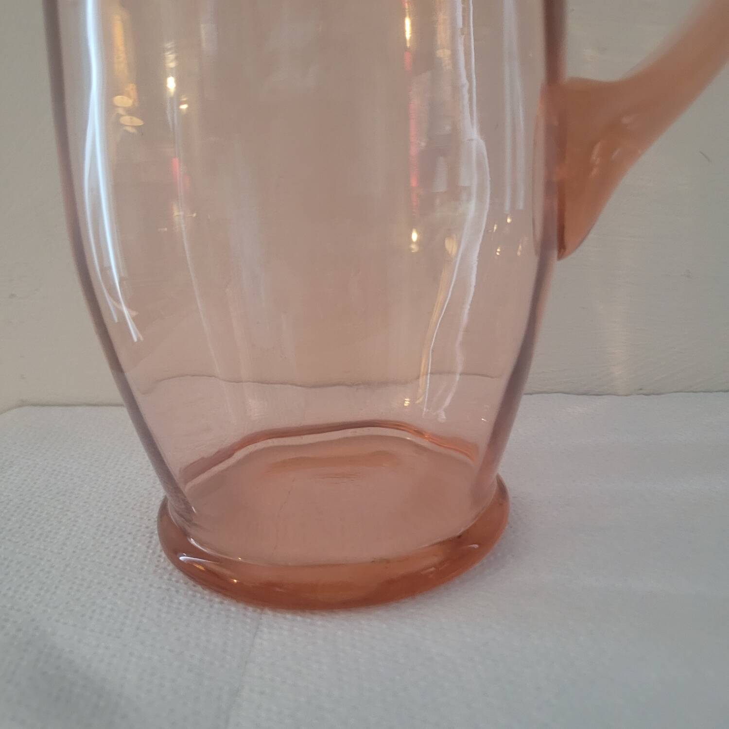 Pichet en verre soufflé rose, vers 1960