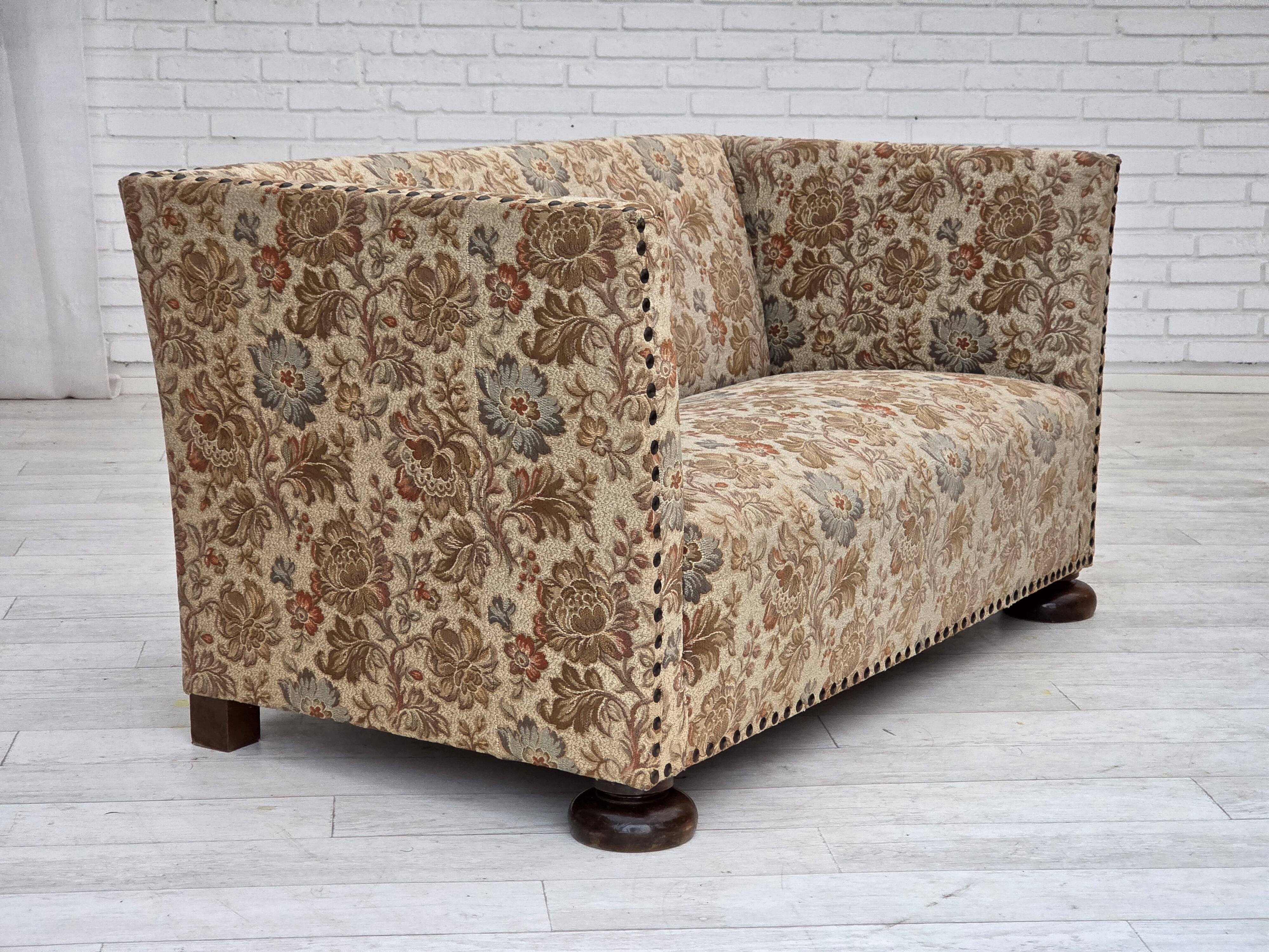 Canapé 2 places danois des années 1950, tissu en beige/marron, bois de chêne.
