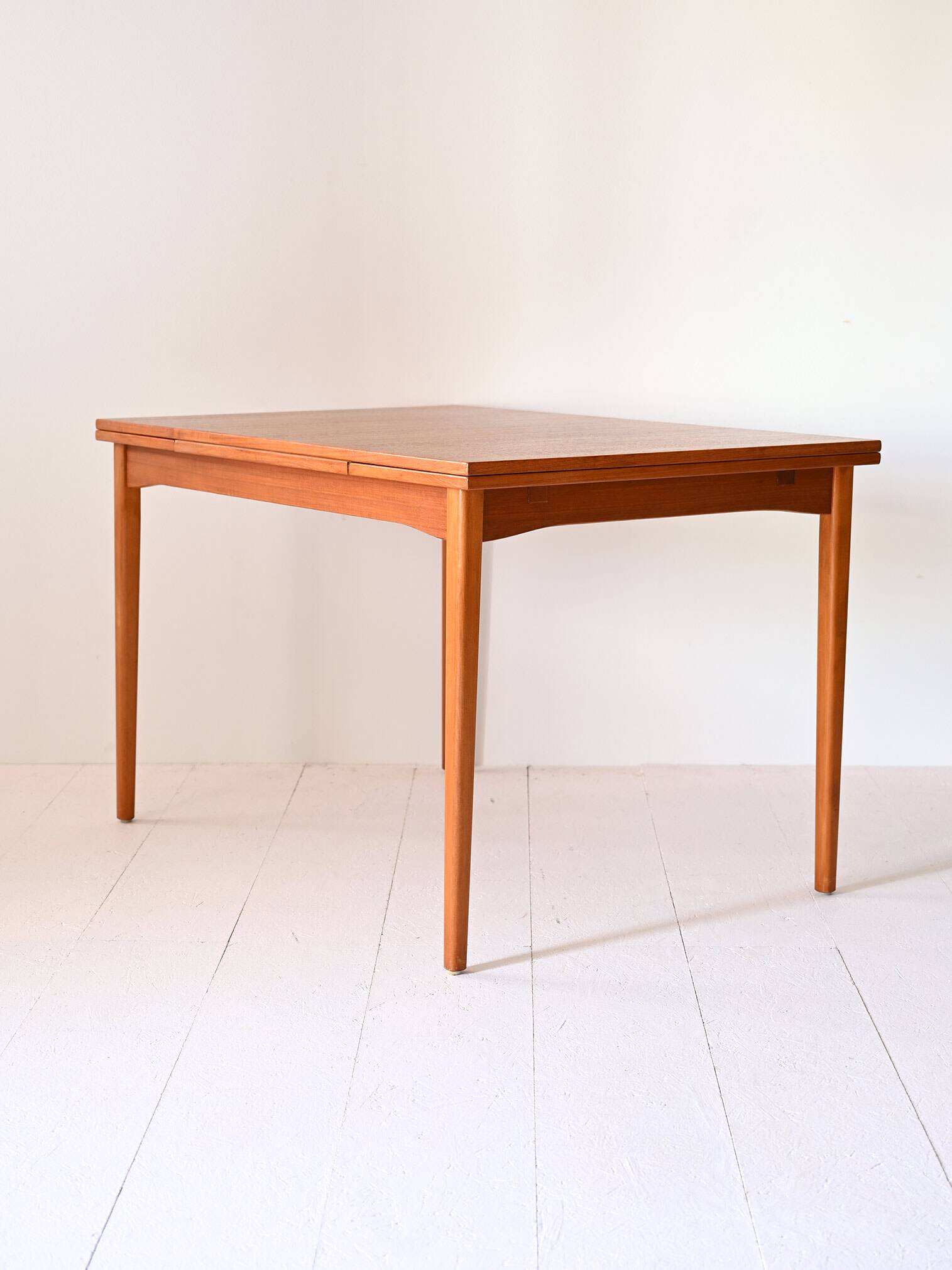 Scandinavian extending table