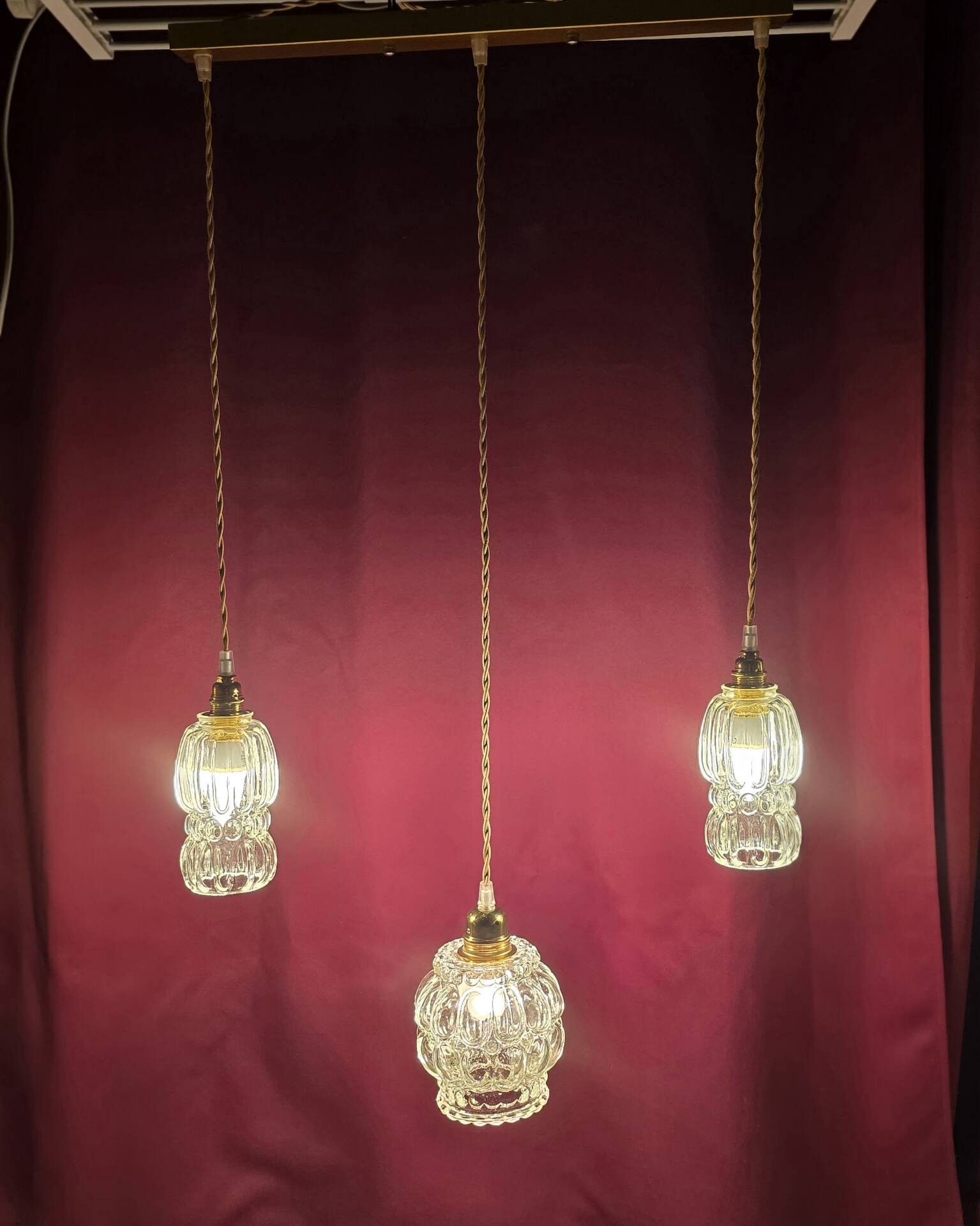 Suspension with 3 transparent bubble glass globes.