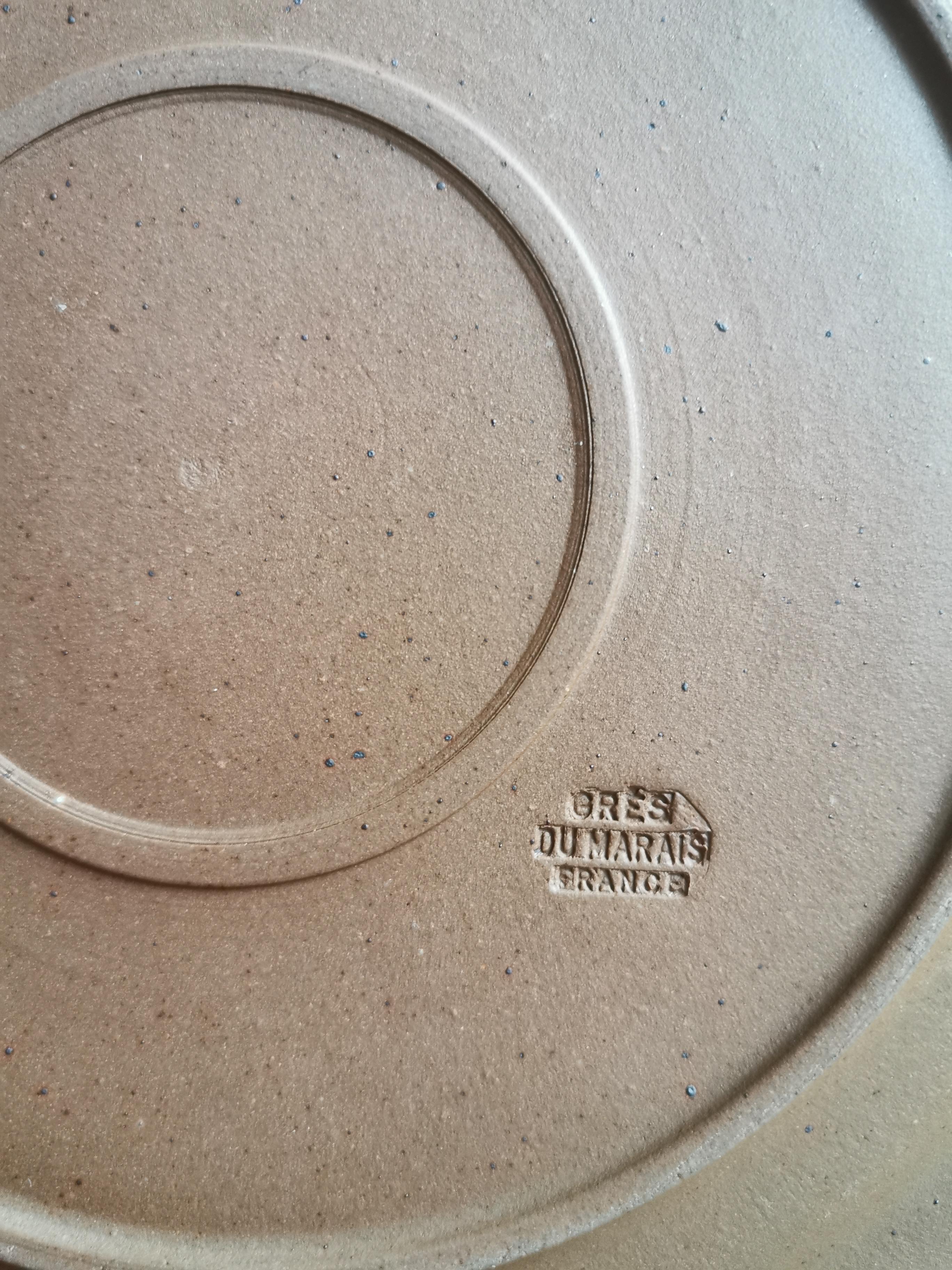 service of 7 vintage plates in Marais sandstone