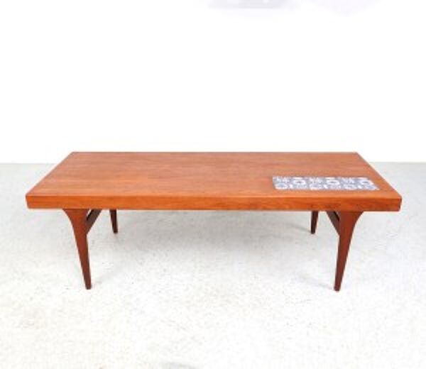 Table basse en teck vintage avec carreaux bleus par Johannes Andersen, Silkeborg années 1960.