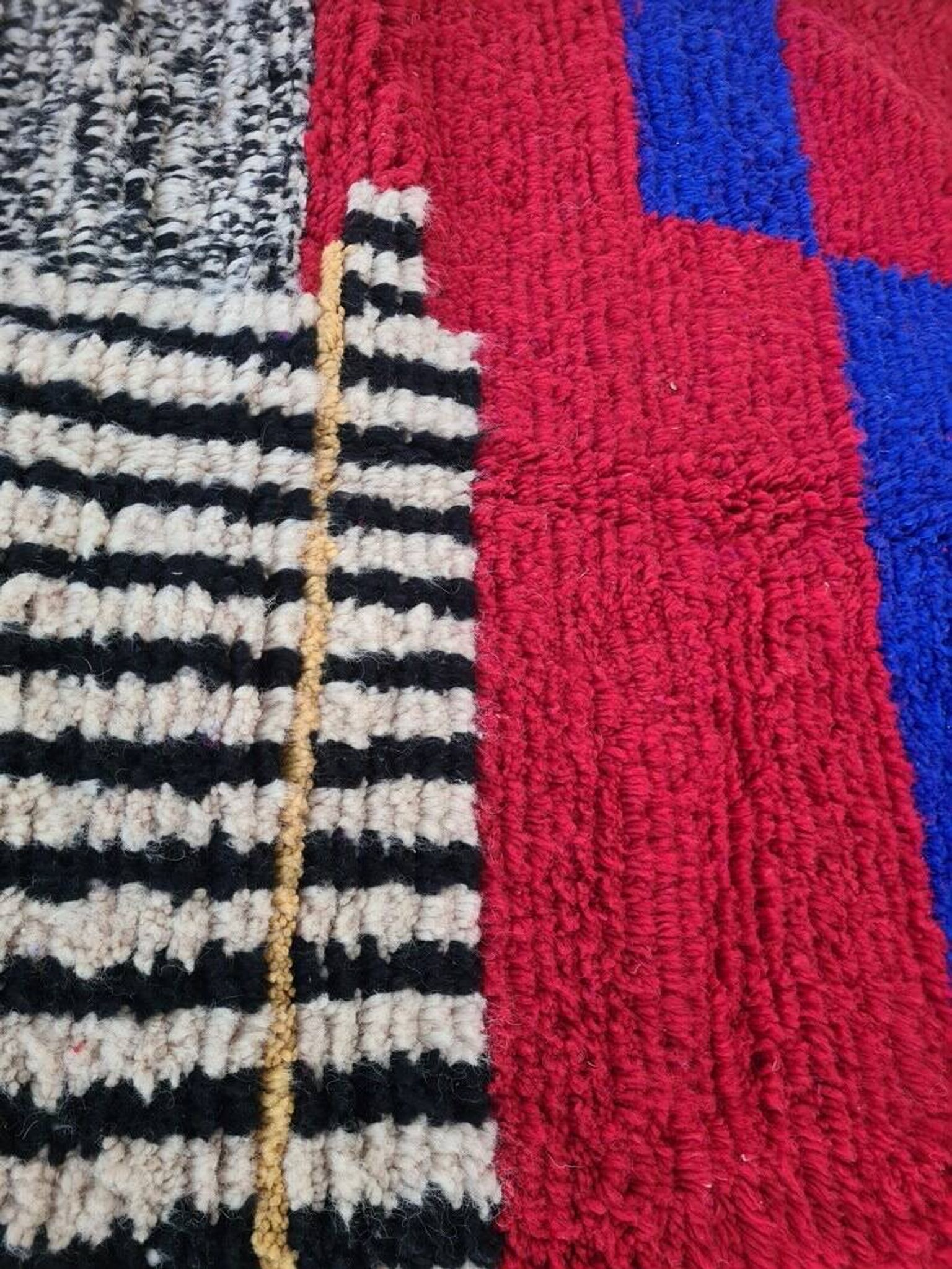 Tapis en laine naturel traditionnelle à motifs colorés taille 2/3 m