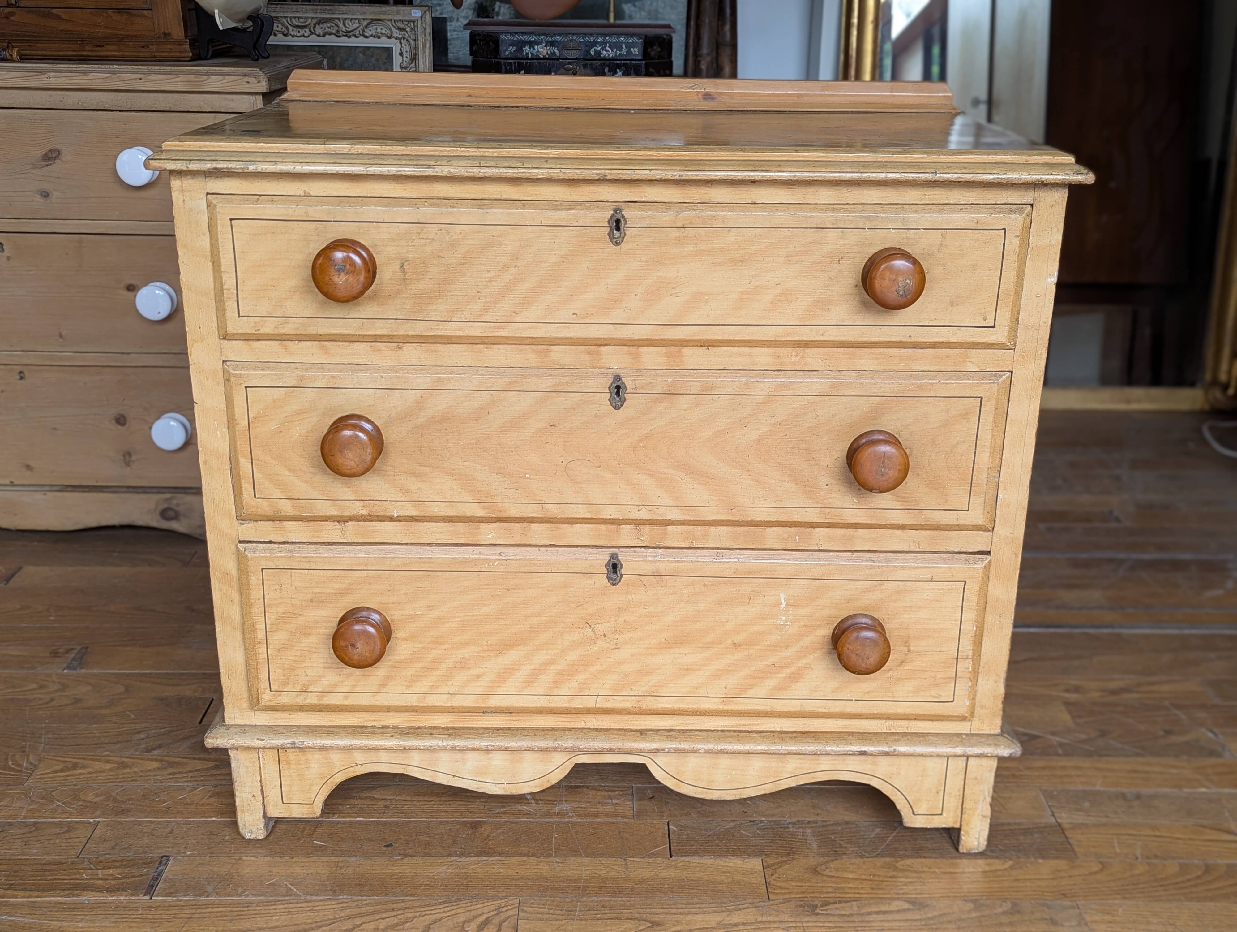 Petite commode anglaise ancienne