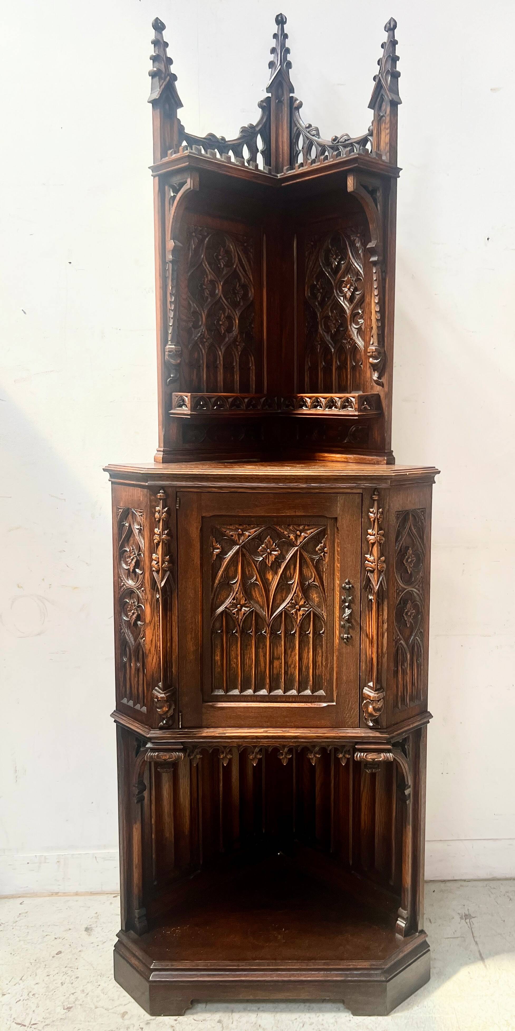 Gothic-style corner cabinet in solid oak, 20th century.