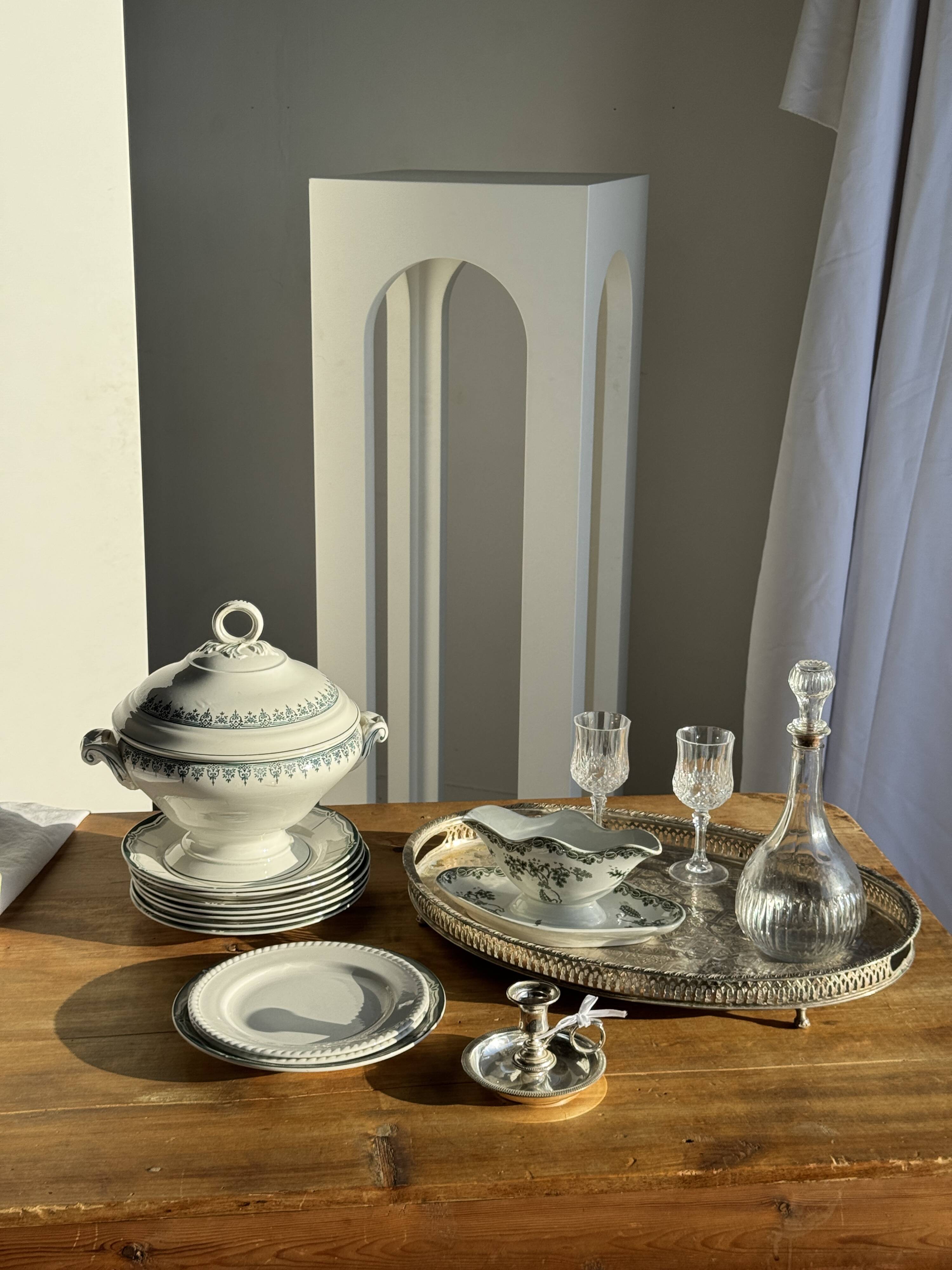 Oval Moroccan plateau engraved on a base 50x35.