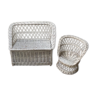 Sofa / white wicker chest