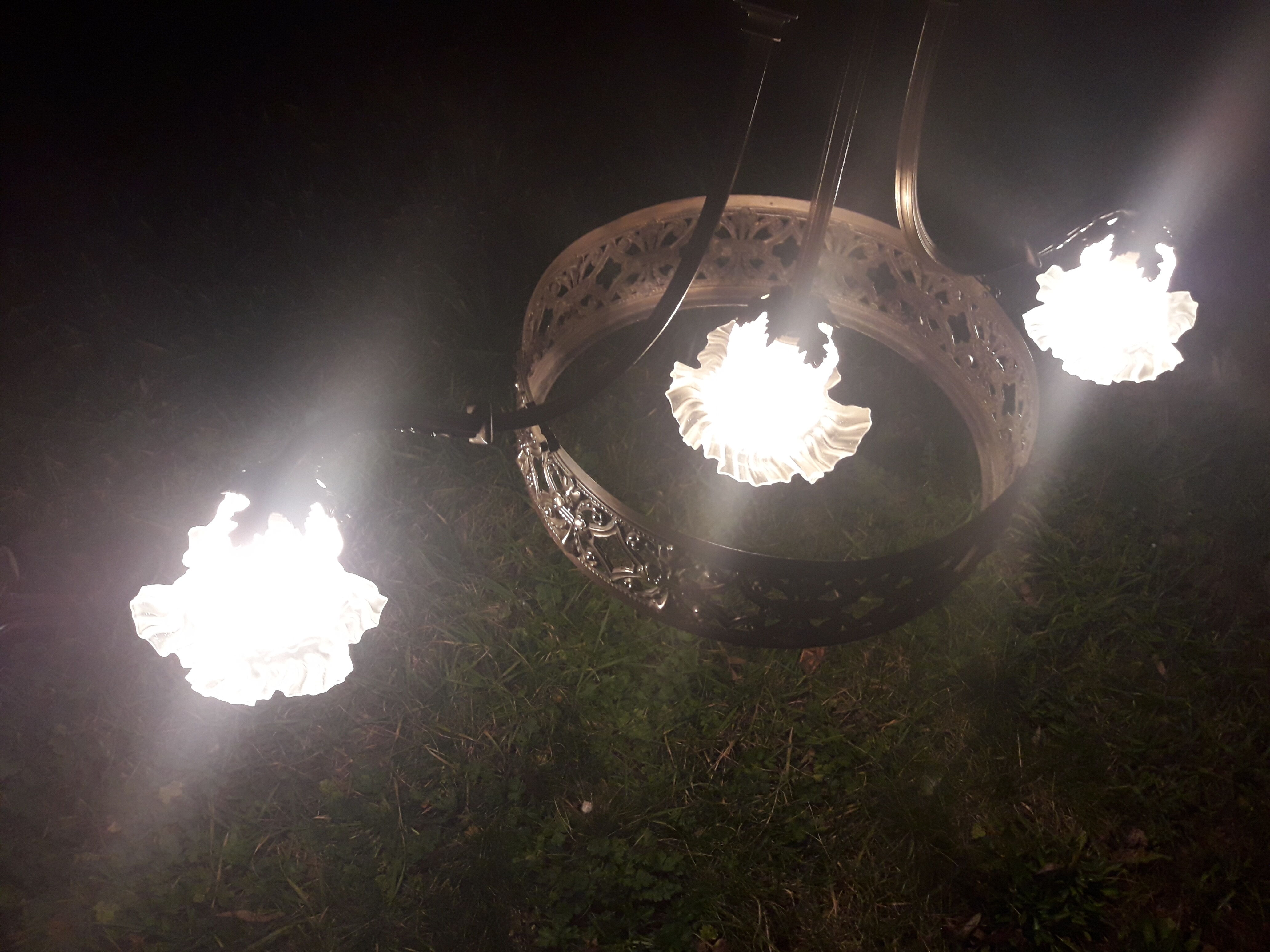 Lustre ancien en laiton et 3 tulipes en verre dépoli