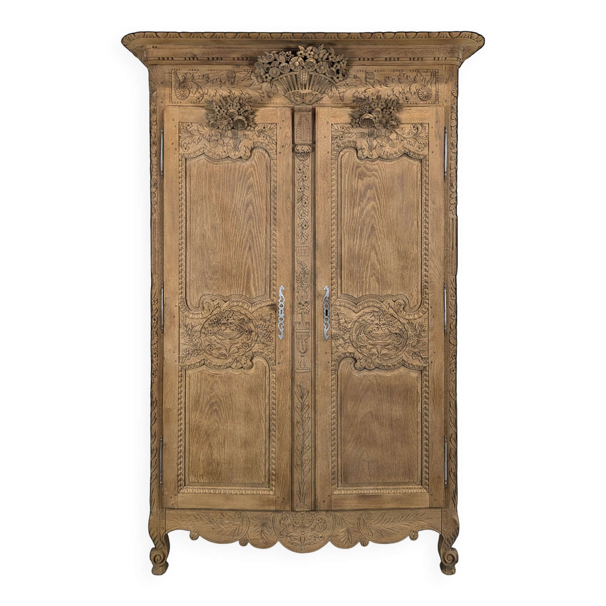 Armoire normande décapée richement sculptée