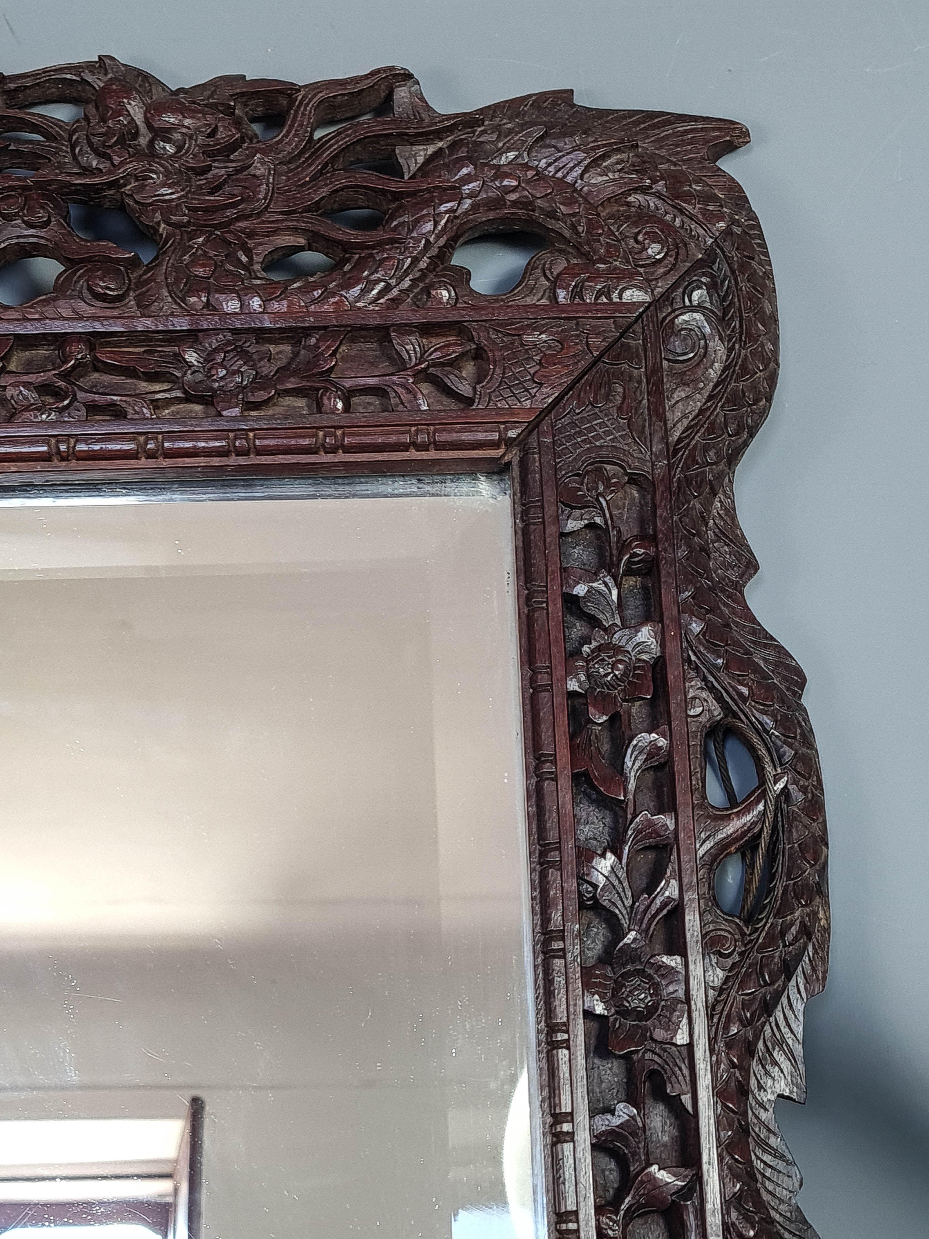 Ancien miroir cadre bois sculpté de dragons Chine, Vietnam 73x57 cm