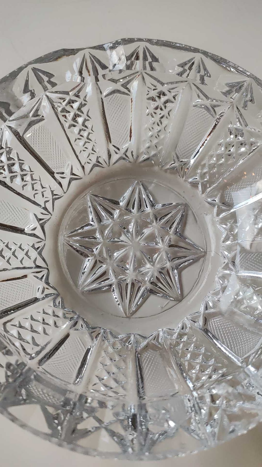 Ashtray/empty vintage pocket in cut bohemian crystal. decorated with diamond tips, braces