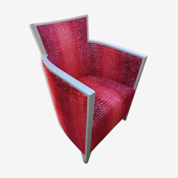 Fauteuil bergère avec pouf bois gris et tissu rouge dégradé.