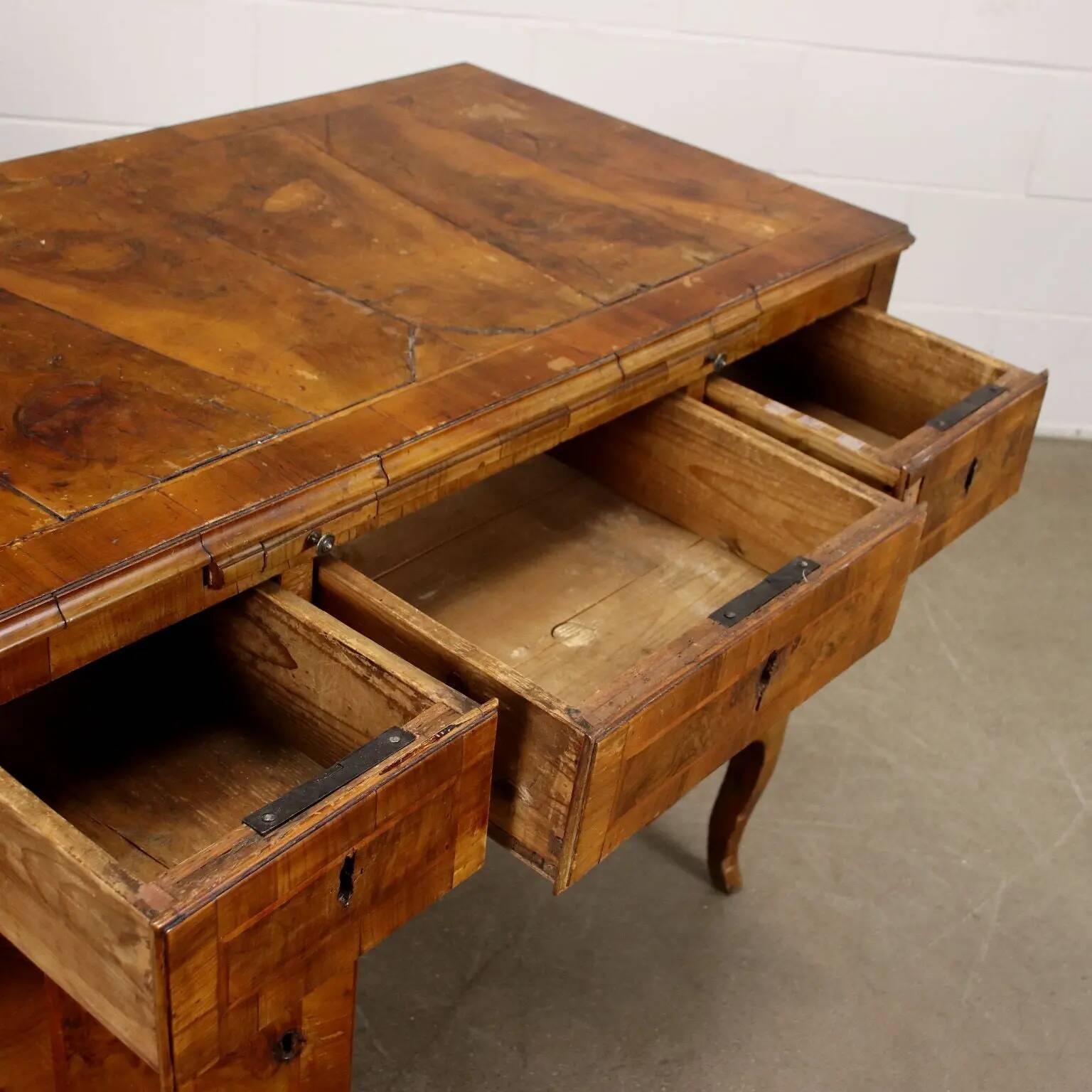 Bureau en bois divers, Italie, XXe siècle