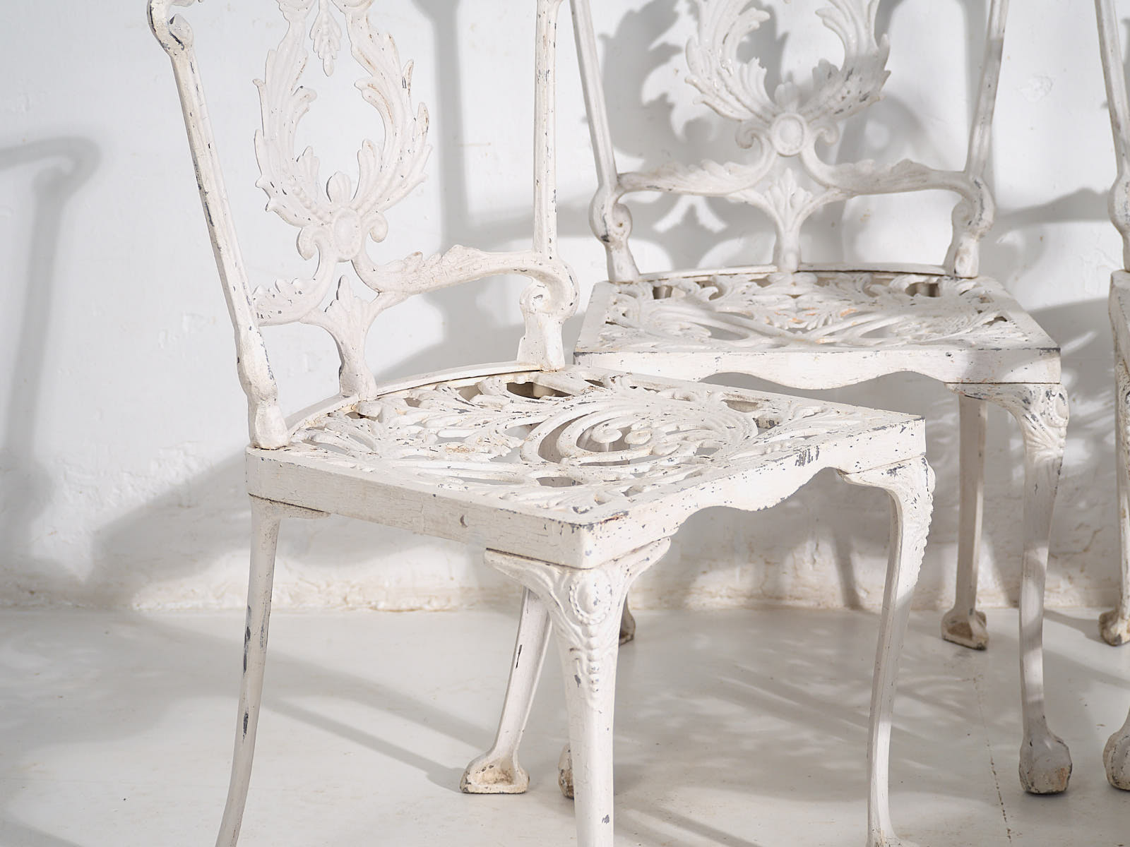 Vintage white garden table and chairs (c.1950). Set of 5 pieces.