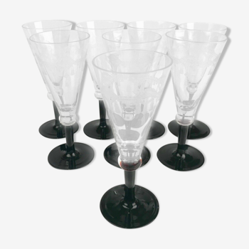 Set de 8 verres anciens gravé pieds noirs