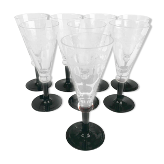 Set of 8 old glasses engraved black feet