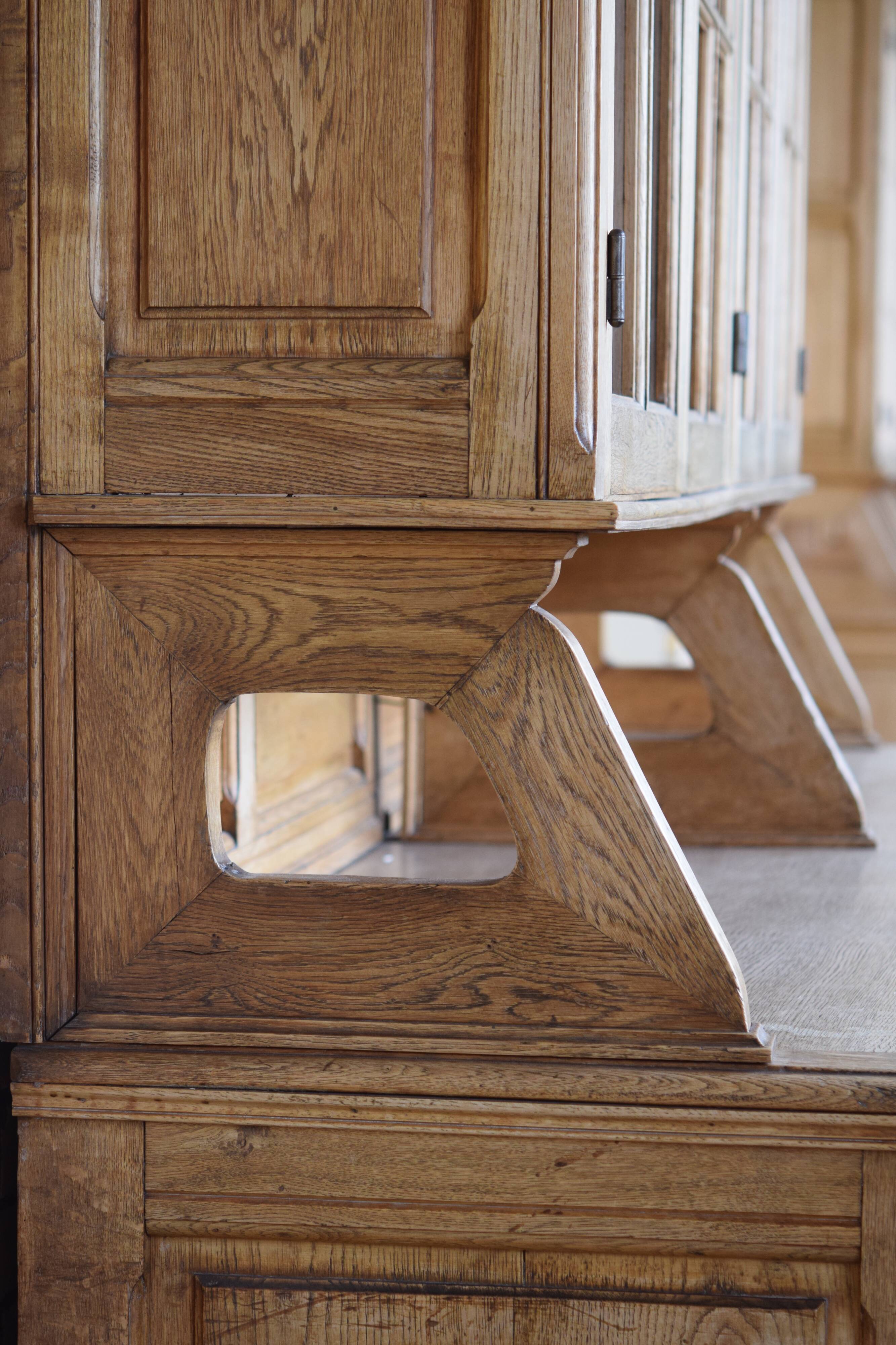 Glass library of a medical school in solid oak from the 1950s.