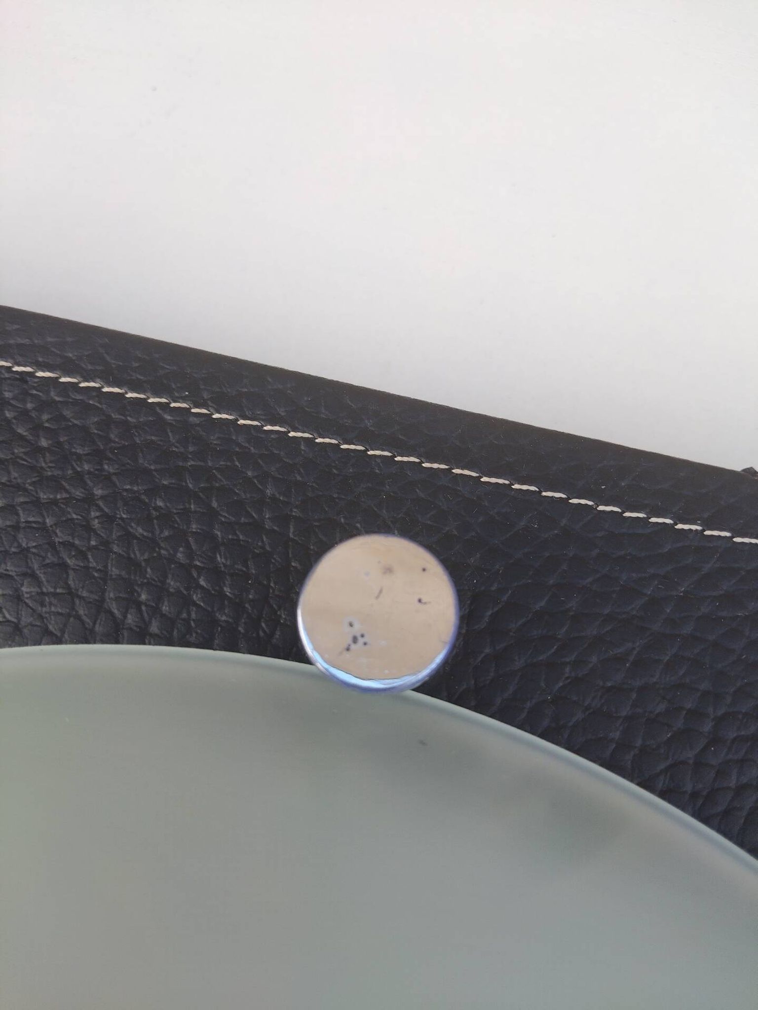 Applique ou plafonnier en verre dépoli et matière façon cuir