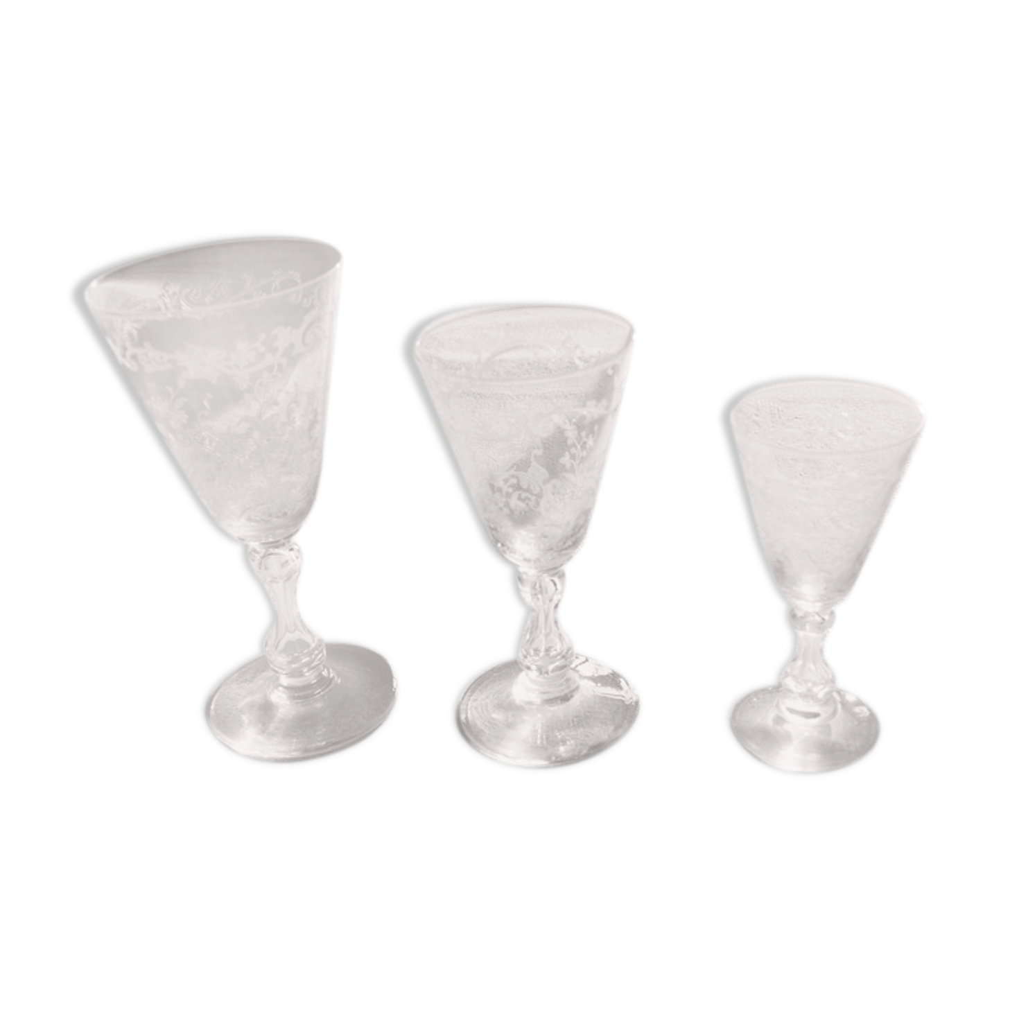 Former service of 30 engraved crystal foot glasses
