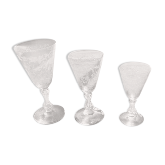 Former service of 30 engraved crystal foot glasses