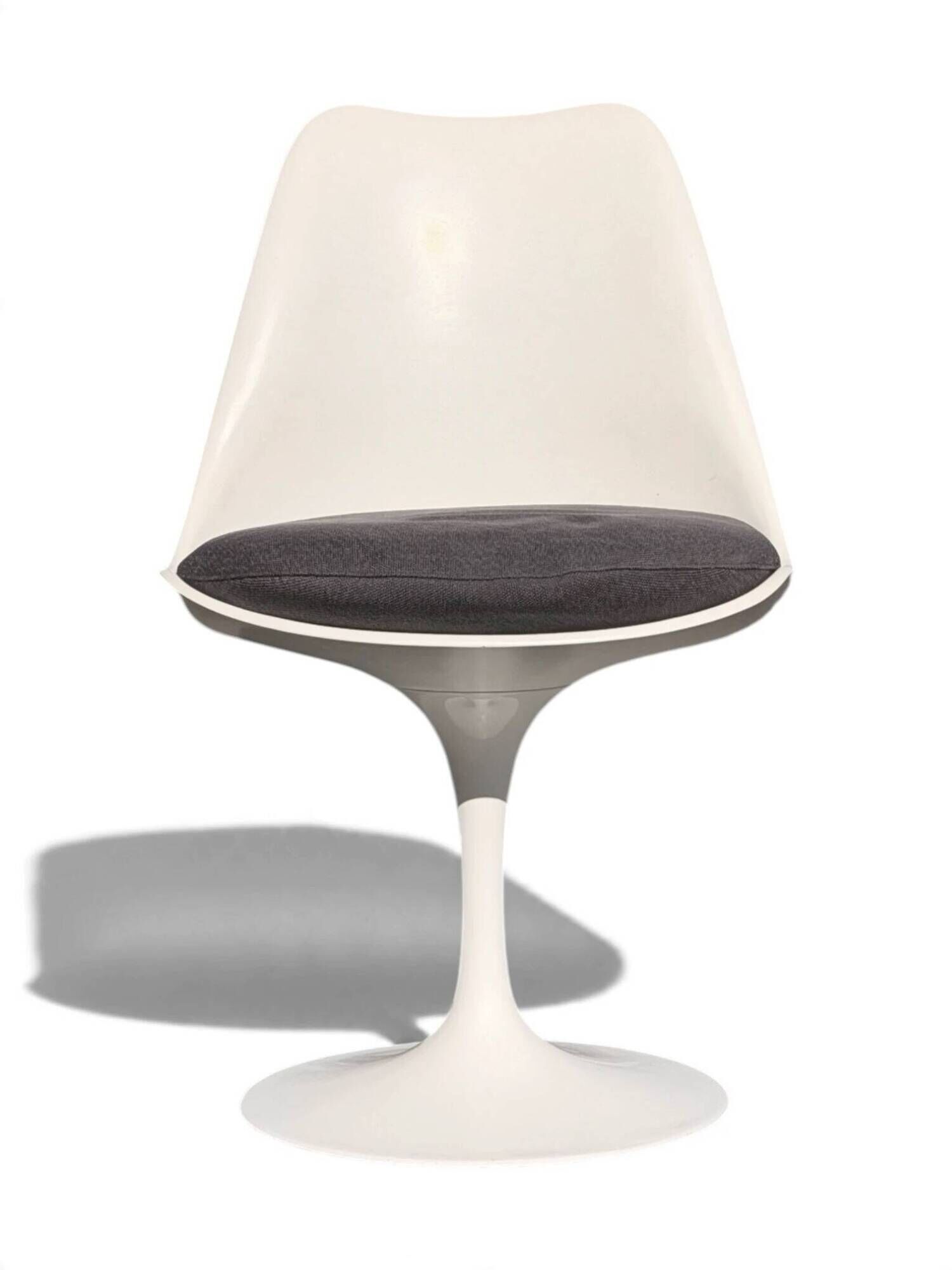 Eero Saarinen Tulip chair Knoll, aluminium base, blue cushion