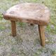 Tabouret tripode en bois brut
