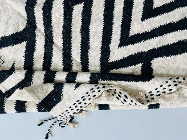 Handmade black and white traditional Moroccan kilim rug size 150x250.