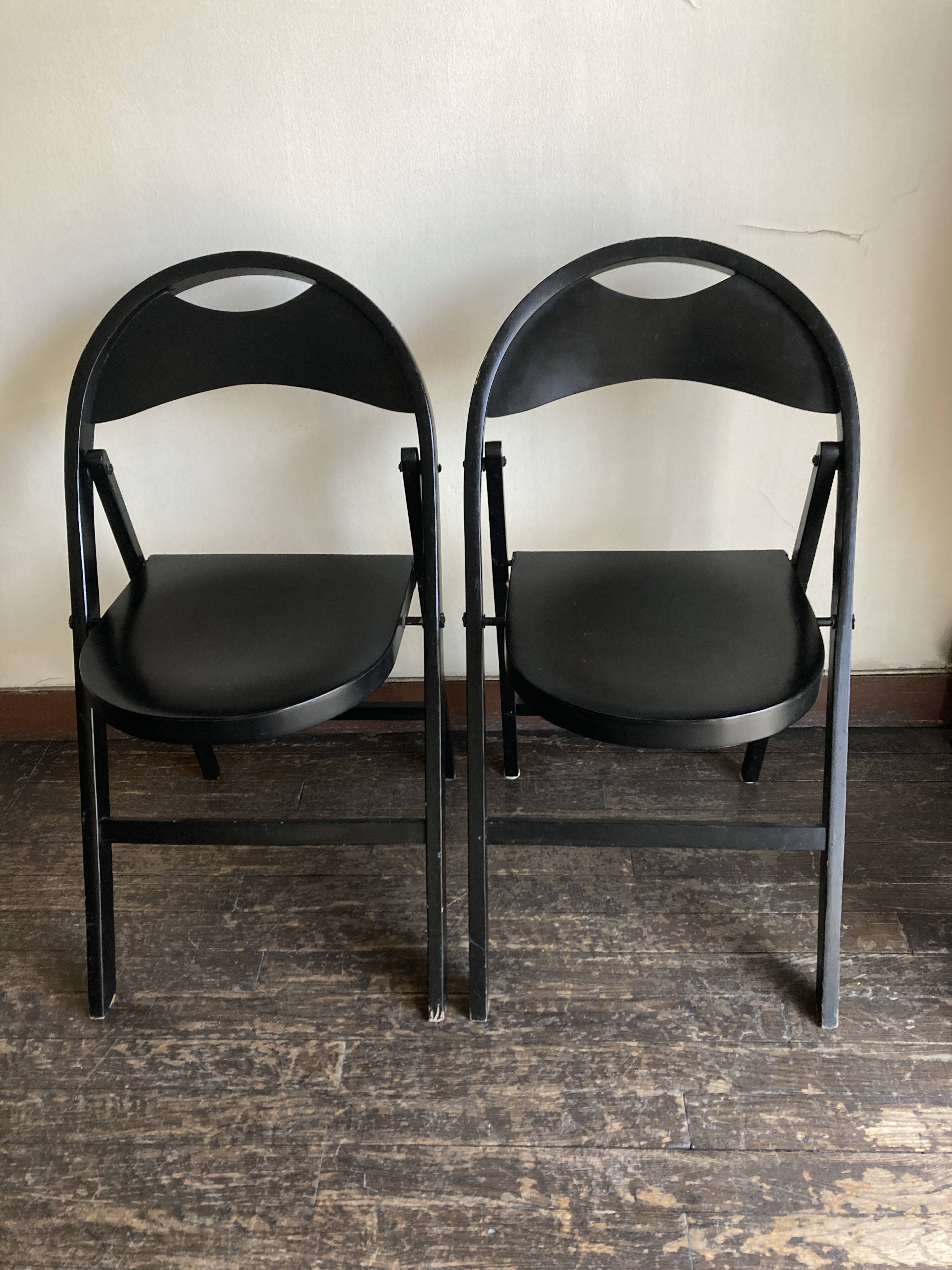Pair of Thonet 751 Bahaus folding chairs in bentwood